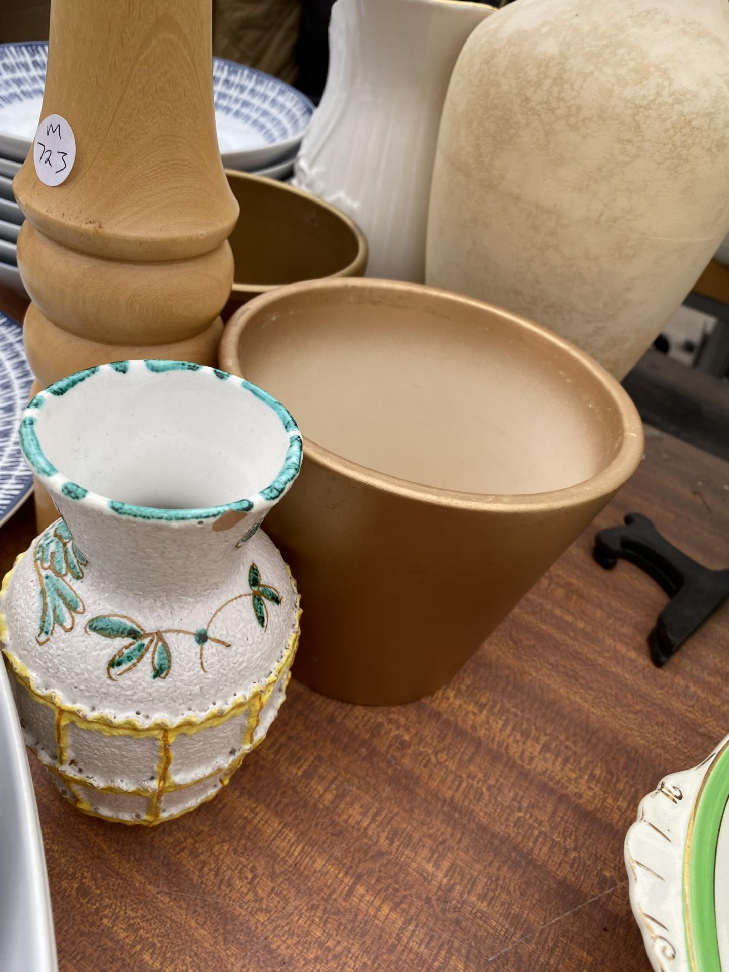 A LARGE ASSORTMENT OF CERAMICS AND GLASS WARE TO INCLUDE A WASH JUG, PLATES AND BOWLS ETC - Image 10 of 11