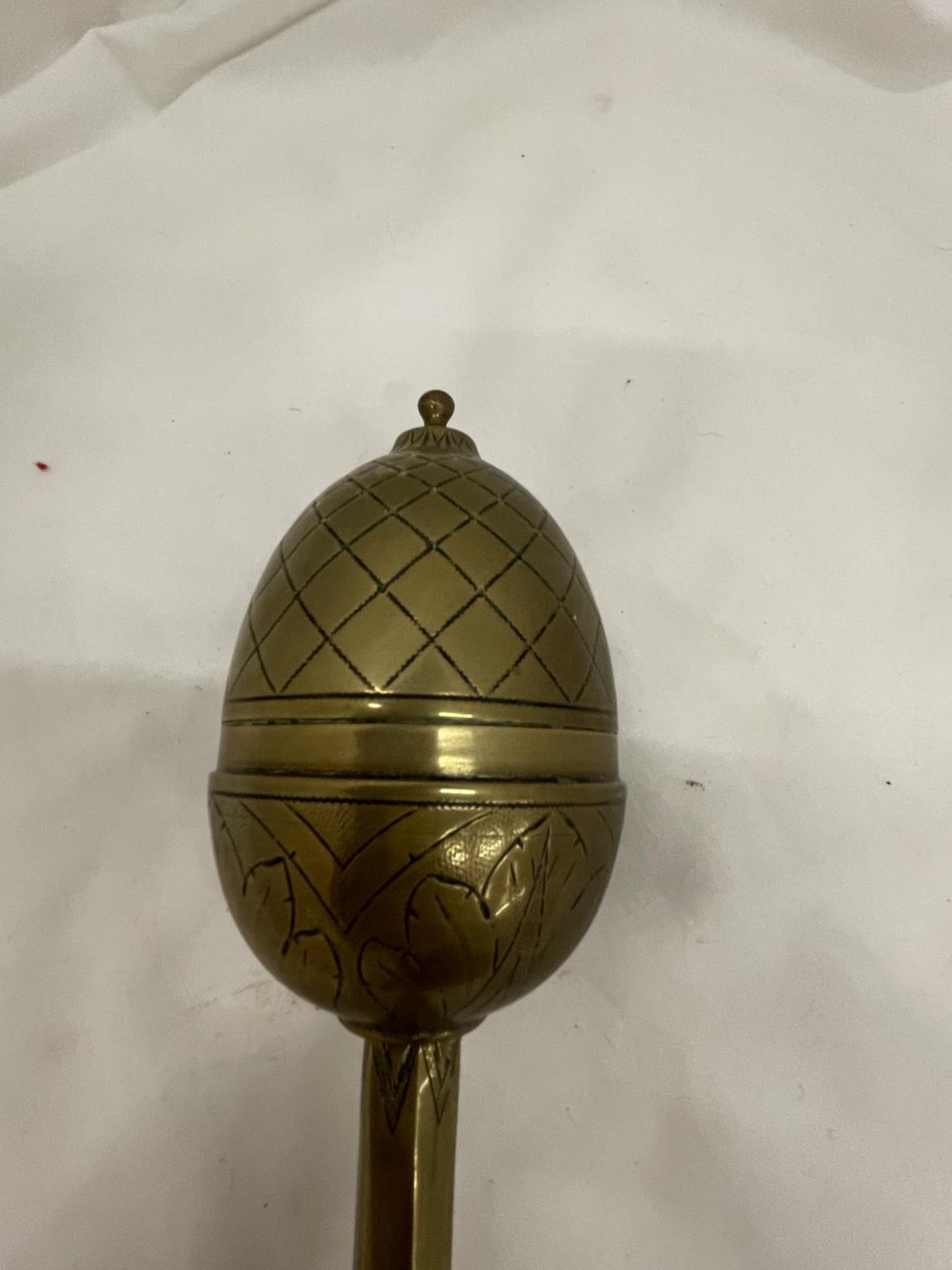 A BRASS HOLY WATER DISPENCER WITH AN ACORN STYLE TOP - Bild 3 aus 4