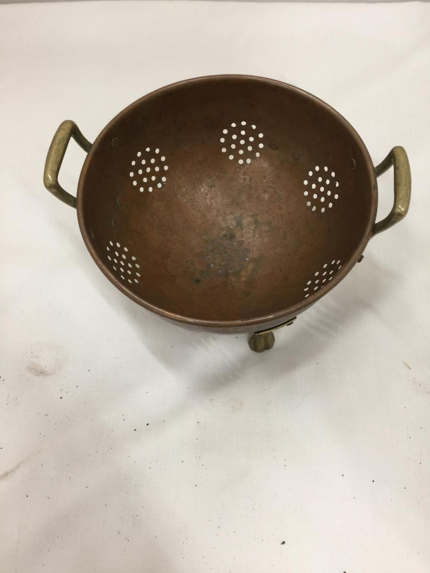 A BRASS AND COPPER COLLANDER DIAMETER 16CM - Image 2 of 3