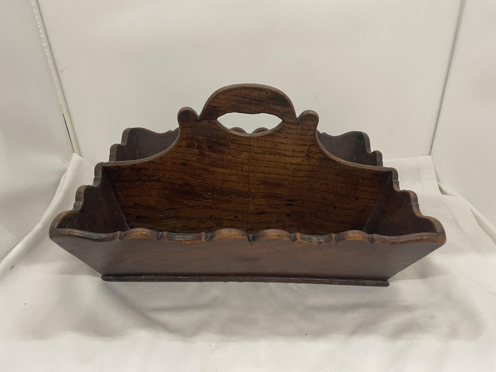 AN EARLY 19TH CENTURY CHESTNUT CUTLERY TRAY - Image 3 of 3