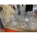 A QUANTITY OF CLEAR GLASSWARE TO INCLUDE VASES, JUGS, GLASSES, ETC