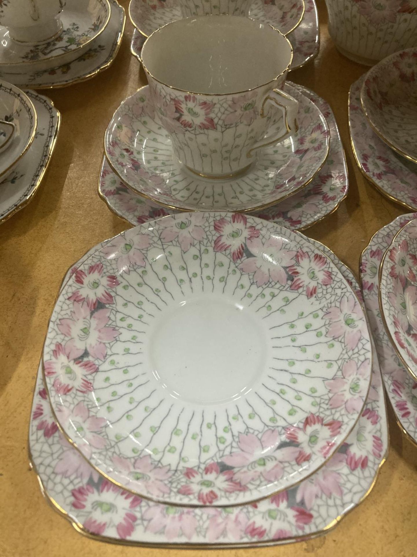 A DELPHINE CHINA TEA AND COFFEE SET IN A PALE PINK FLORAL PATTERN TO INCLUDE A TEA POT, COFFEE - Image 3 of 6