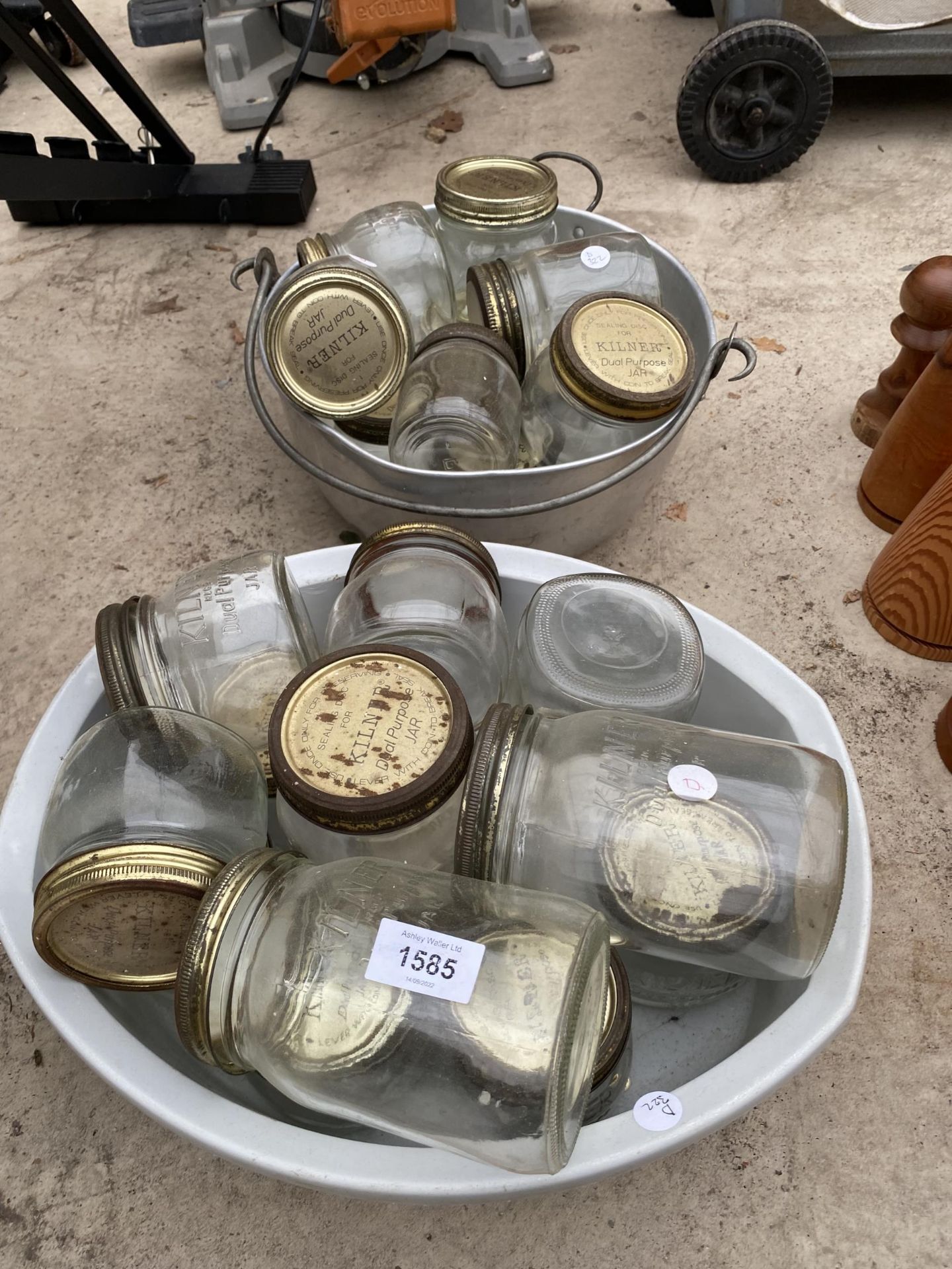 AN ALUMINIUM JAM PAN AND AN ASSORTMENT OF KILNER JARS