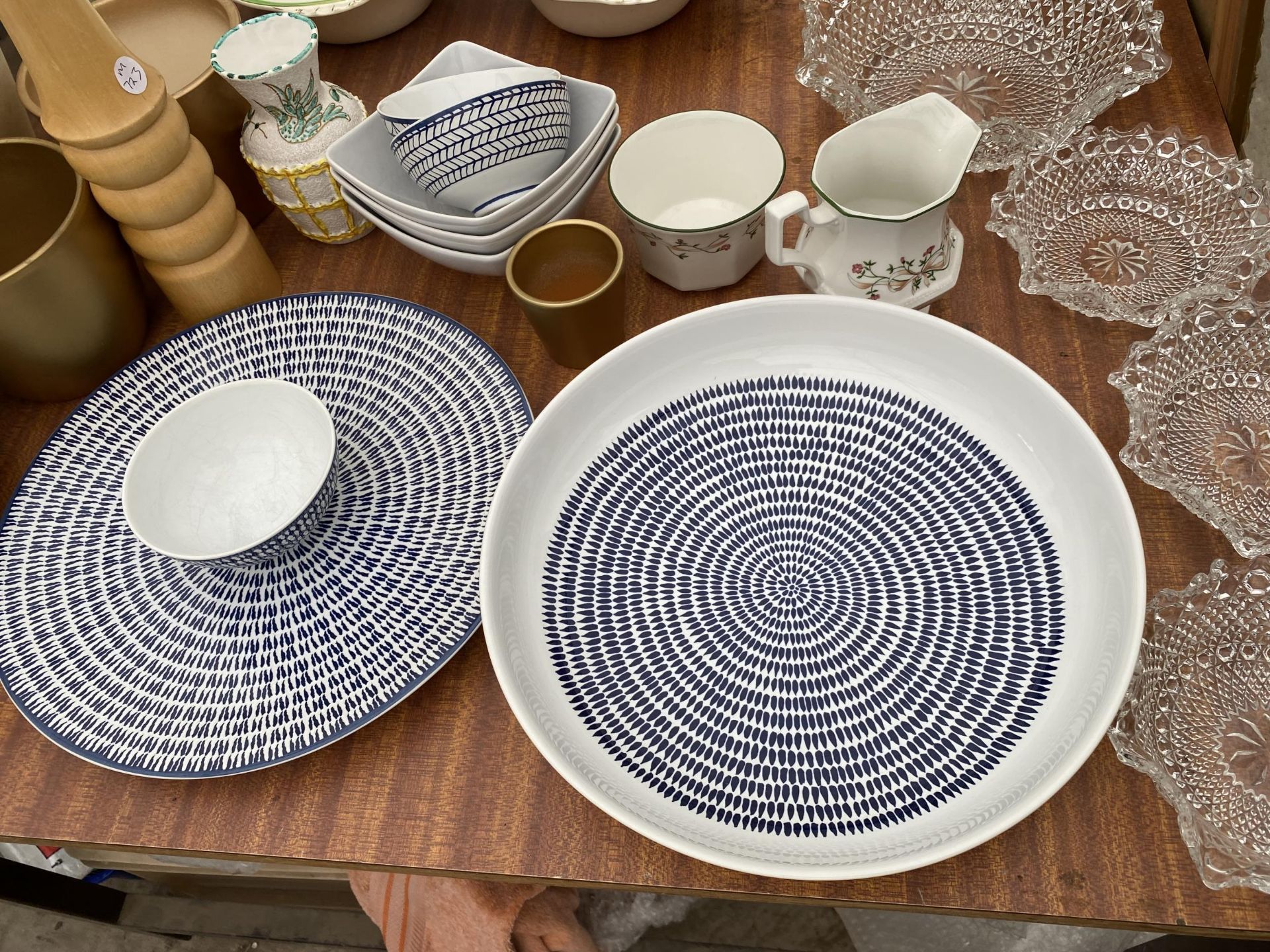A LARGE ASSORTMENT OF CERAMICS AND GLASS WARE TO INCLUDE A WASH JUG, PLATES AND BOWLS ETC - Image 6 of 11
