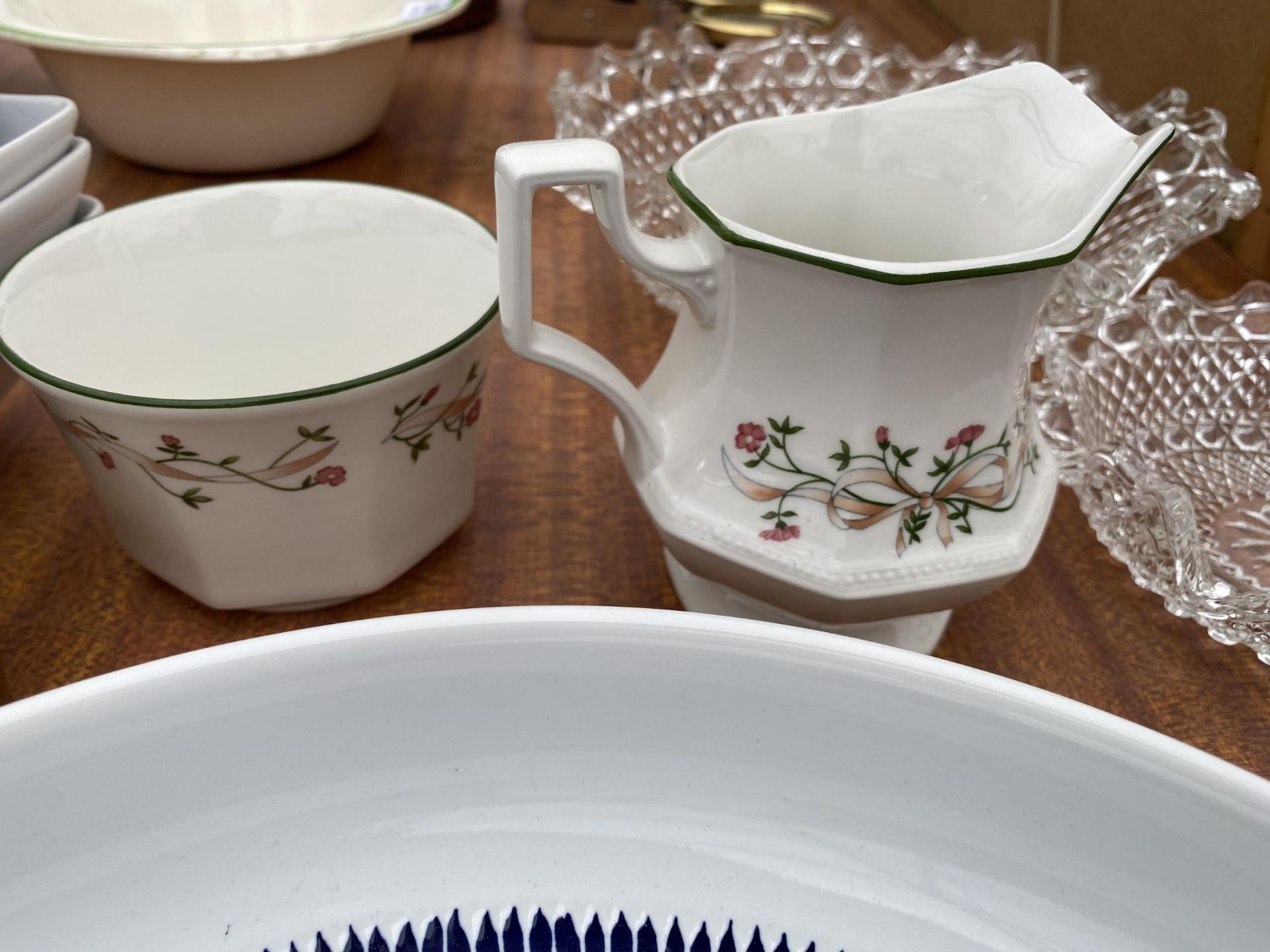 A LARGE ASSORTMENT OF CERAMICS AND GLASS WARE TO INCLUDE A WASH JUG, PLATES AND BOWLS ETC - Image 8 of 11