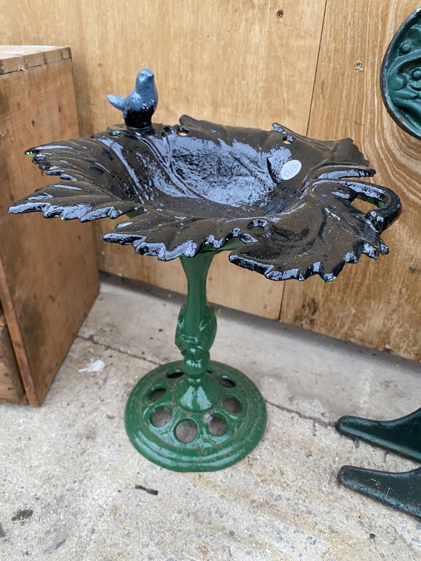 A SMALL PAINTED CAST IRON BIRD TABLE WITH LEAF DETAIL (H:30CM)