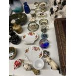 A QUANTITY OF MIXED CERAMICS TO INCLUDE OLD ENGLISH MASTERS WARE, COTTAGE ROSE, PAPERWEIGHTS, EGG