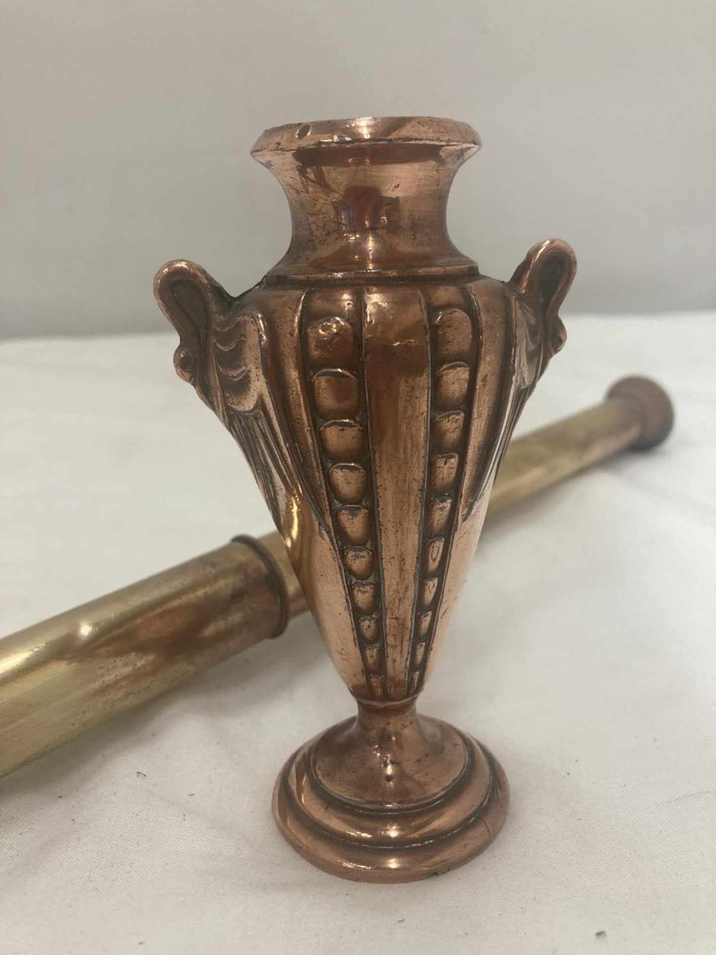 A THREE DRAWER VINTAGE BRASS TELECOPE AND A SMALL COPPER URN STYLE VASE WITH INLAID SILVER COIN - Image 4 of 6