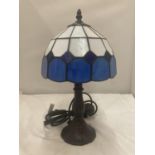 A STAINED GLASS TIFFANY STYLE LAMP ON A METAL BASE H: 35CM