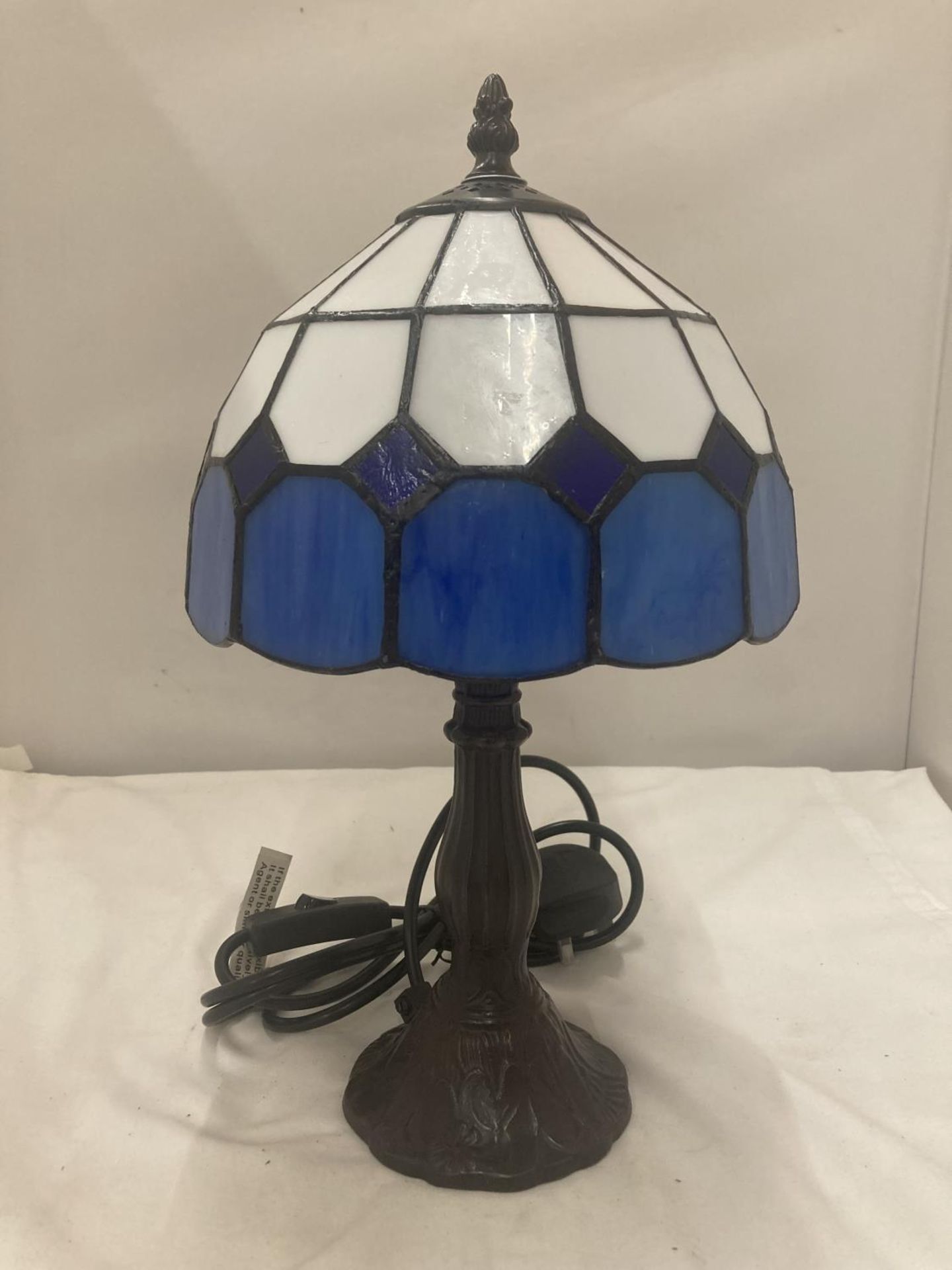 A STAINED GLASS TIFFANY STYLE LAMP ON A METAL BASE H: 35CM