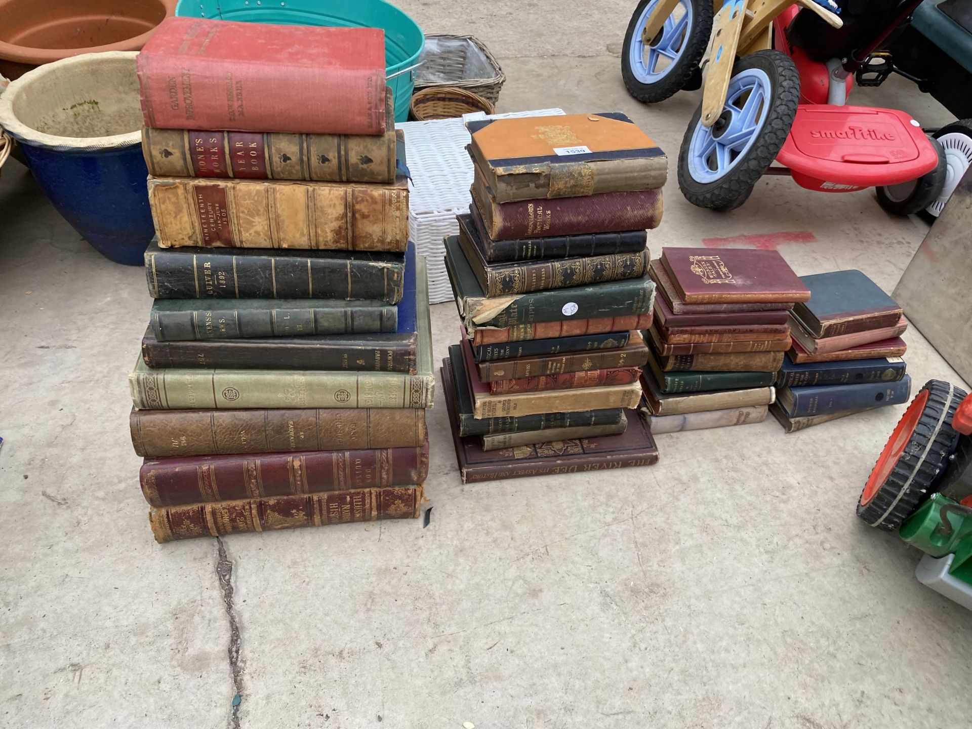 A LARGE ASSORTMENT OF VINTAGE HARDBACK BOOKS