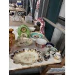 A QUANTITY OF CERAMIC ITEMS TO INCLUDE BOWLS, A MANTLE CLOCK, CAKE STAND, MINIATURES, ETC