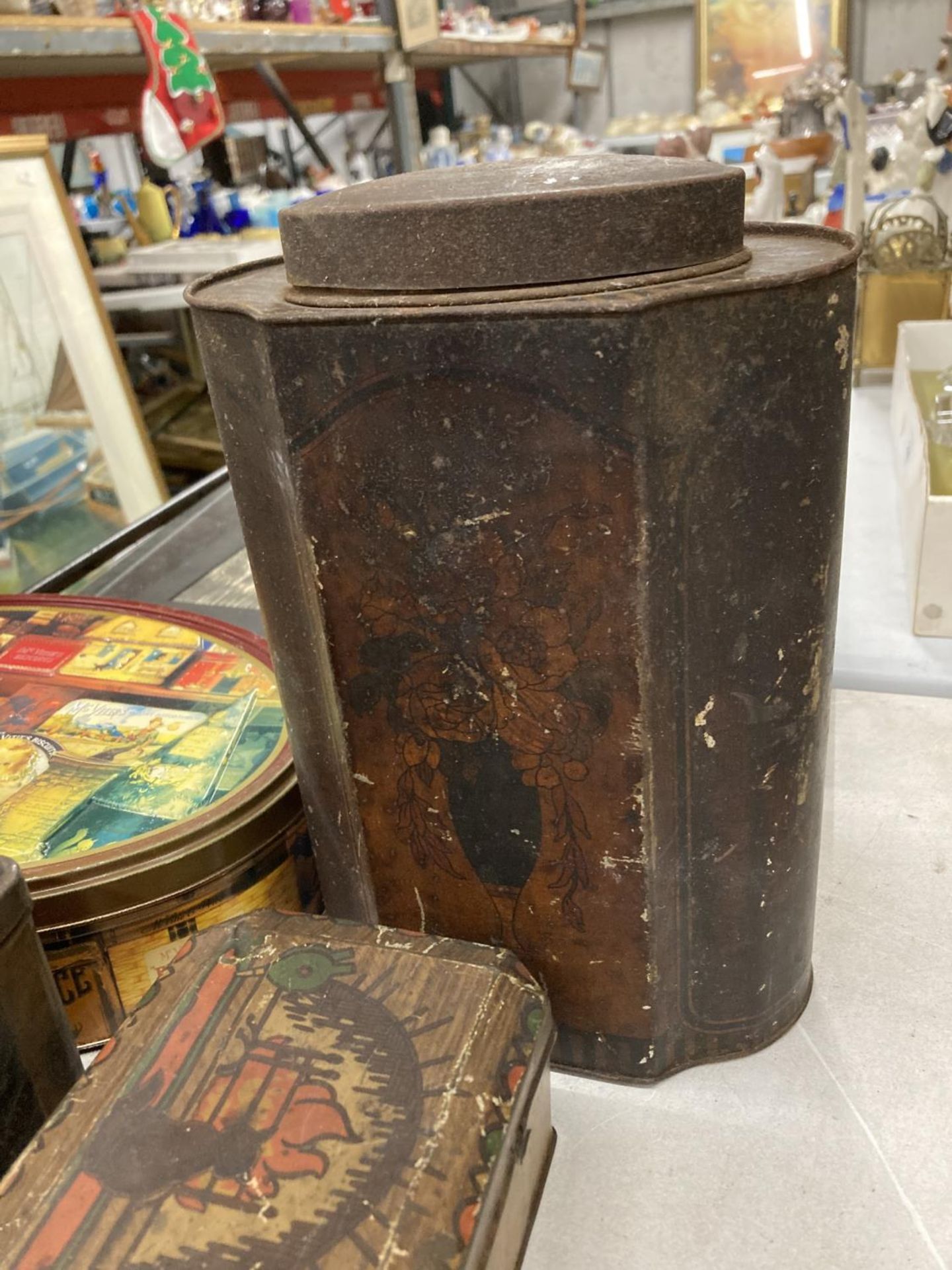 A QUANTITY OF VINTAGE TINS TO INCLUDE A COCA COLA TRAY, TEA CADDY, BISCUIT TIN, ETC - Image 4 of 5