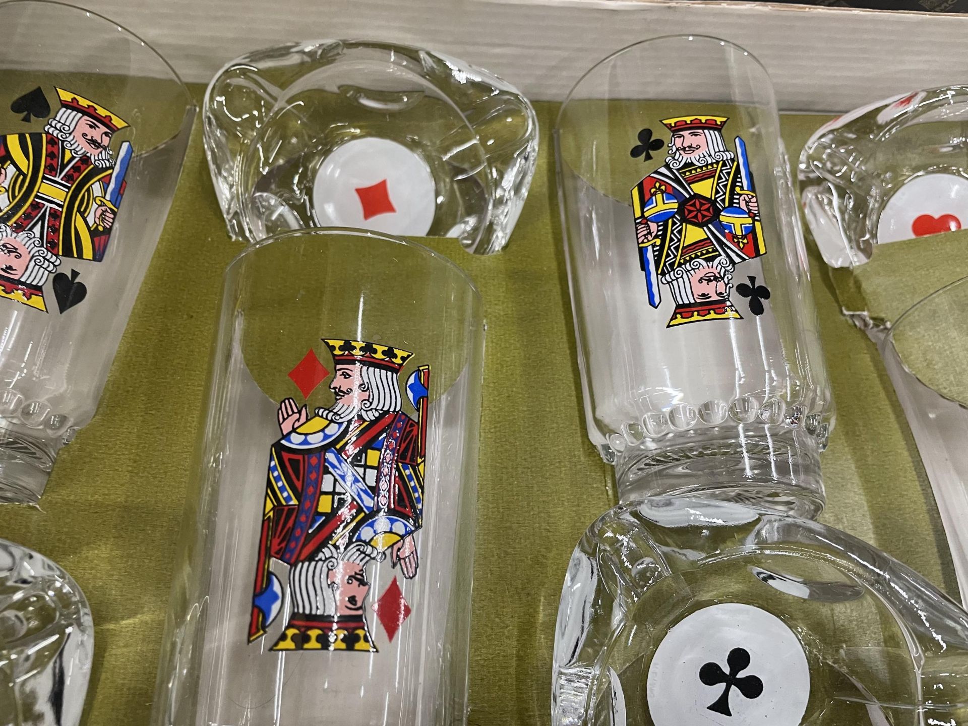 A BOXED VINTAGE SET OF 'BRIDGE' GLASSWARE TO INCLUDE PLAYING CARD THEMED TUMBLERS AND ASHTRAYS - Image 2 of 3