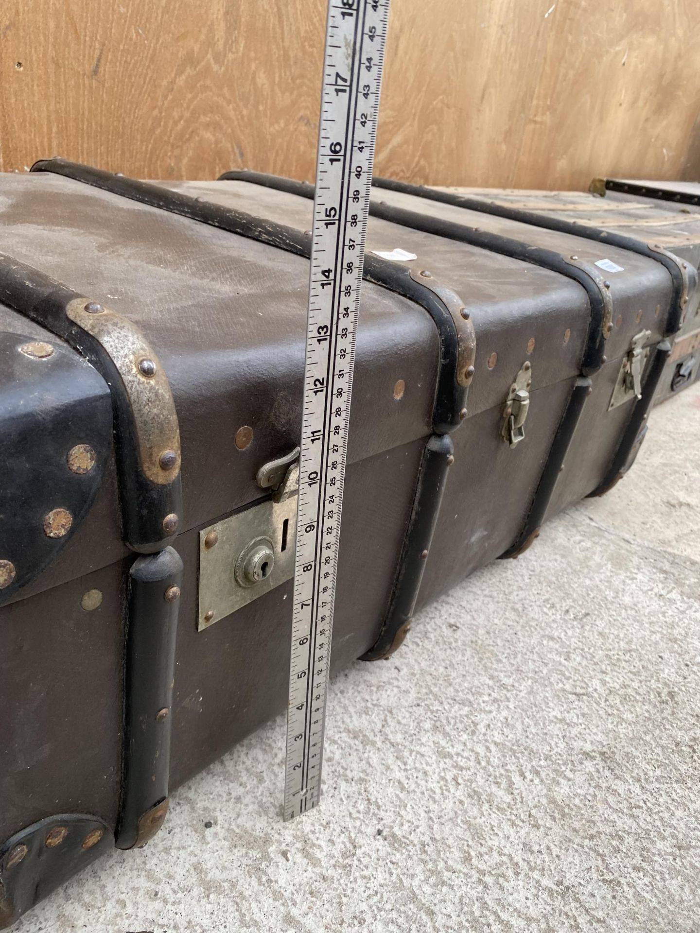 A VINTAGE WOODEN BANDED TRAVEL TRUNK - Image 4 of 4