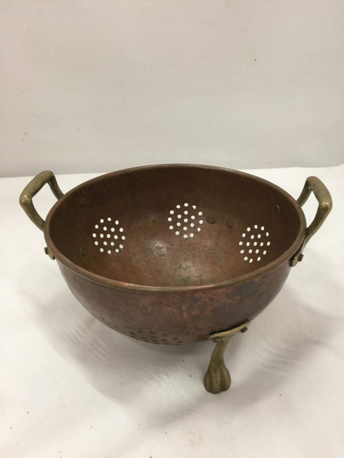 A BRASS AND COPPER COLLANDER DIAMETER 16CM