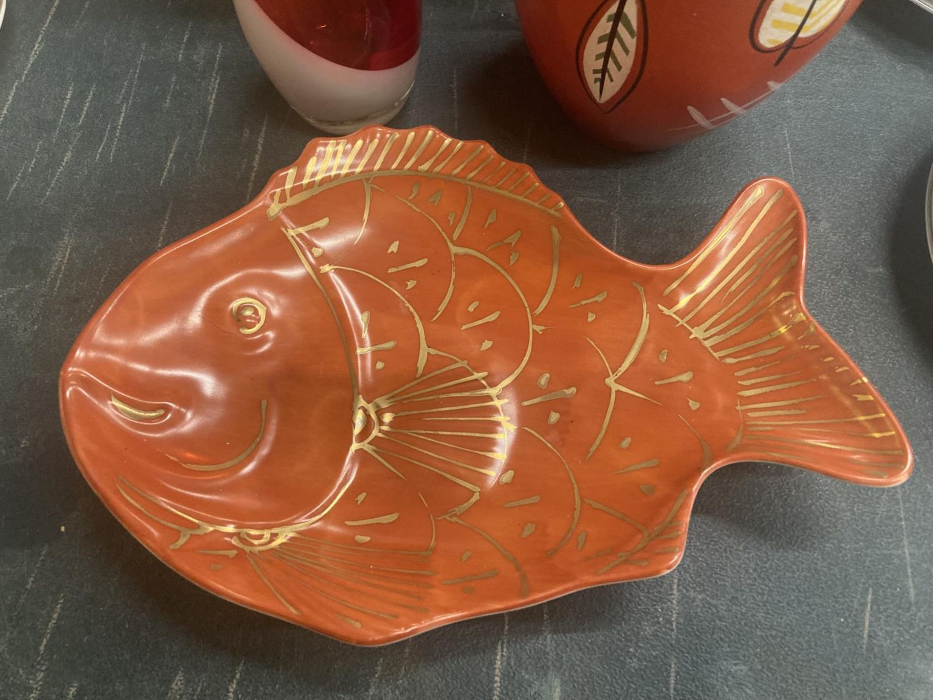 A SARN POTTERY VASE IN TERACOTTA, ORANGE 'FISH' PLATE, ORANGE AND WHITE SWIRLED ART GLASS VASE AND A - Image 2 of 6