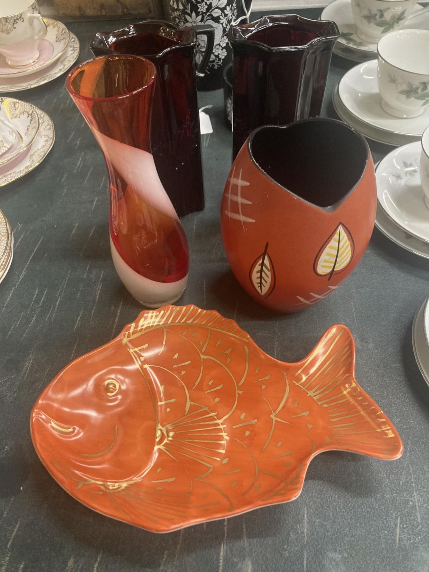 A SARN POTTERY VASE IN TERACOTTA, ORANGE 'FISH' PLATE, ORANGE AND WHITE SWIRLED ART GLASS VASE AND A