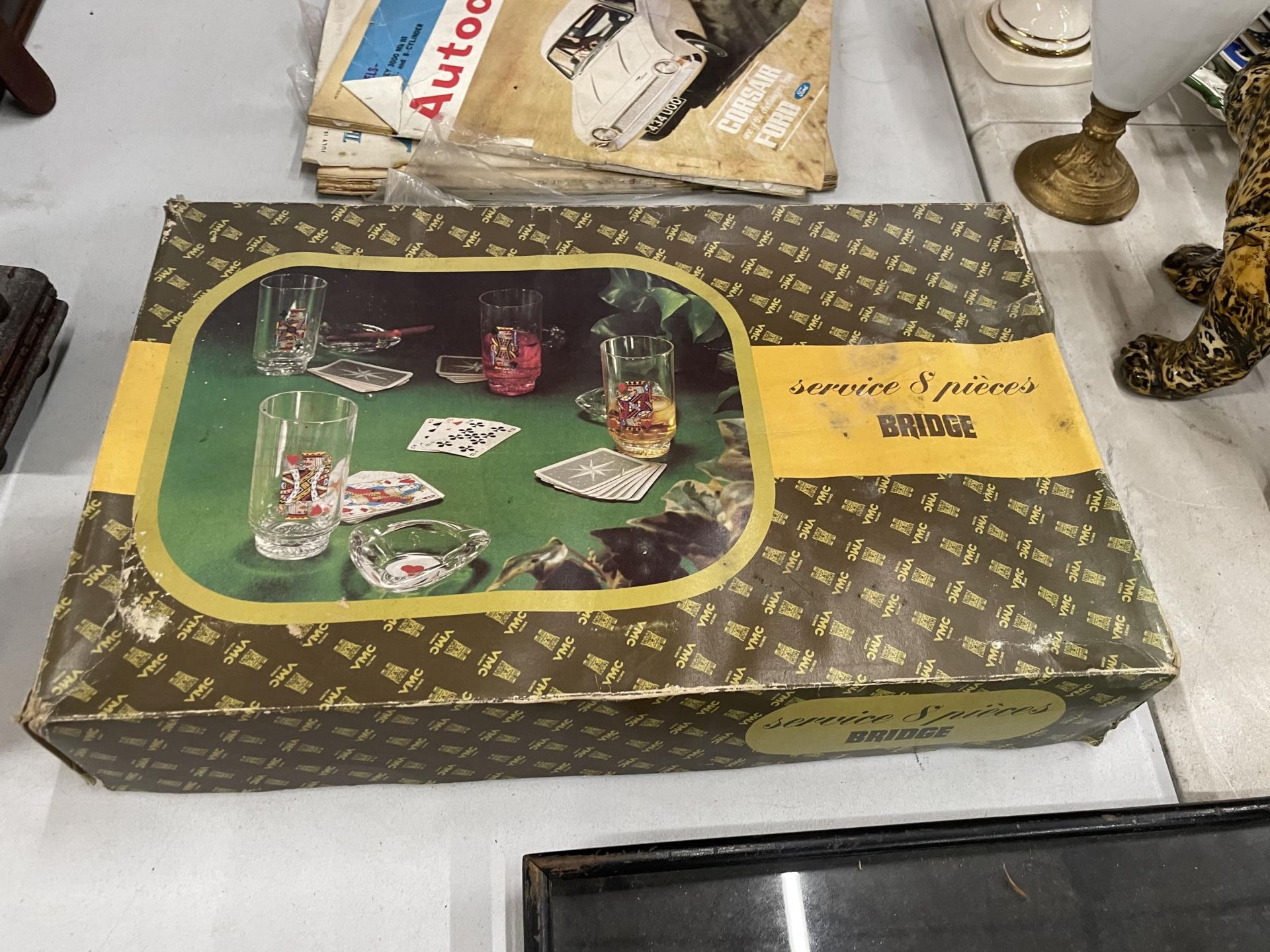 A BOXED VINTAGE SET OF 'BRIDGE' GLASSWARE TO INCLUDE PLAYING CARD THEMED TUMBLERS AND ASHTRAYS - Image 3 of 3