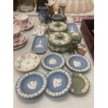 A QUANTITY OF WEDGWOOD JASPERWARE TO INCLUDE GREEN LIDDED TRINKET BOXES, BLUE PIN TRAYS, ETC PLUS