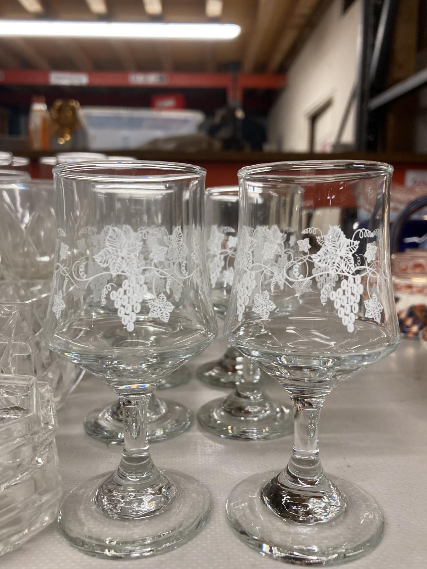 A LARGE QUANTITY OF GLASSES TO INCLUDE WINE, SHERRY, PORT, TUMBLERS, TANKARDS, ETC - Image 3 of 4