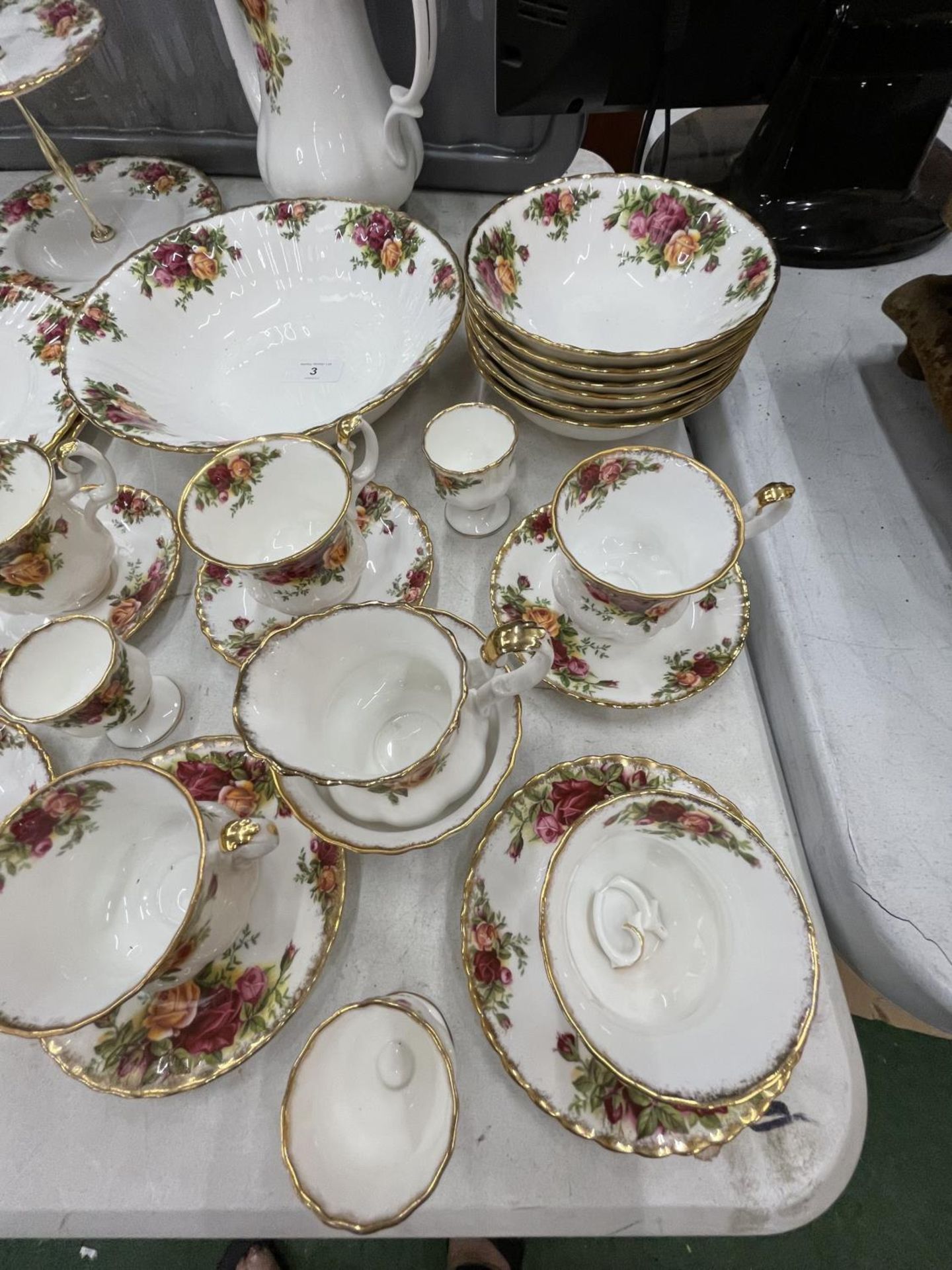 A LARGE COLLECTION OF ROYAL ALBERT OLD COUNTRY ROSES TO INCLUDE A COFFEE SET, CAKE STAND, BOWLS, EGG - Bild 2 aus 6