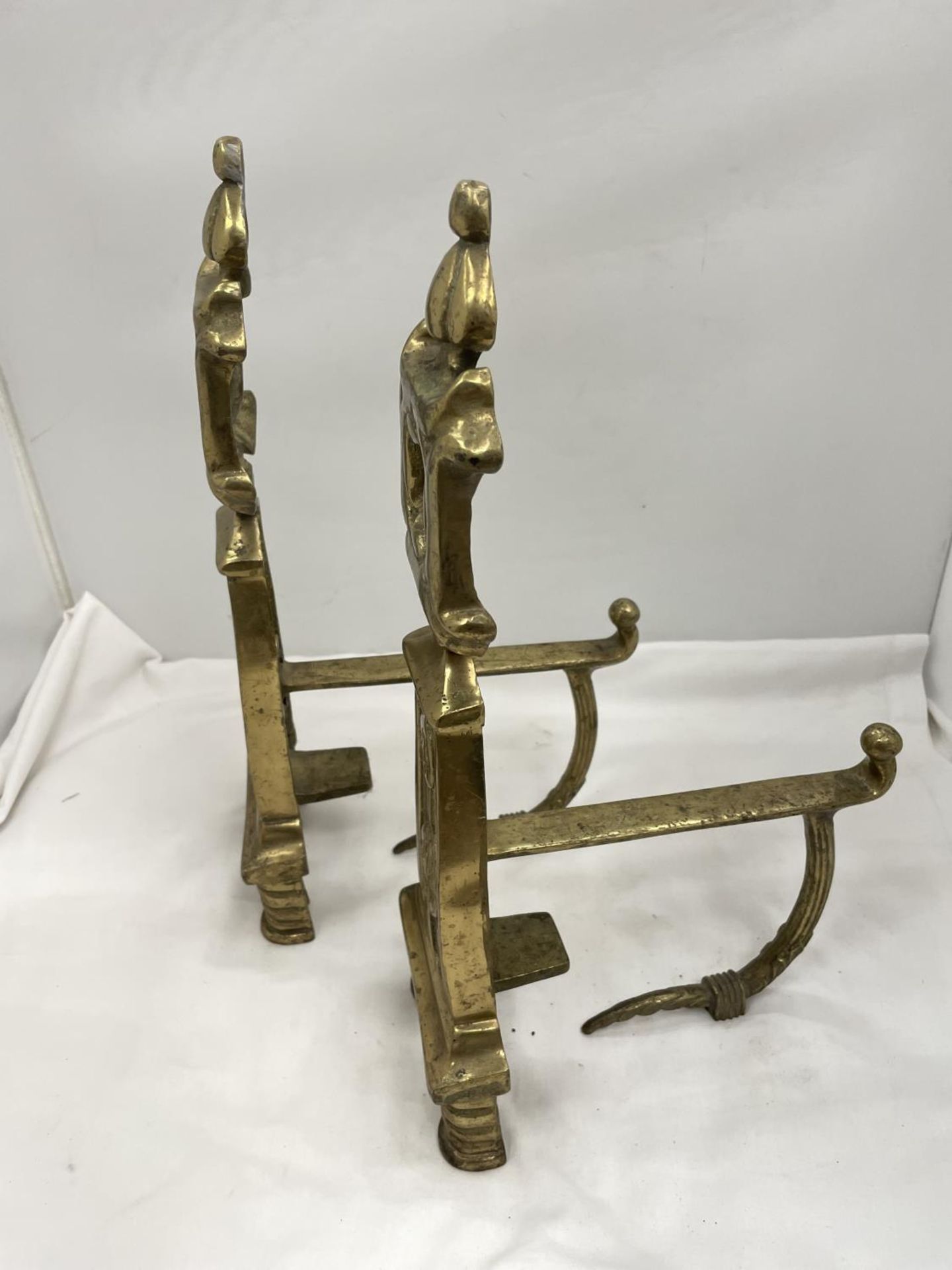 A PAIR OF BRASS FIRE DOGS - Image 2 of 3
