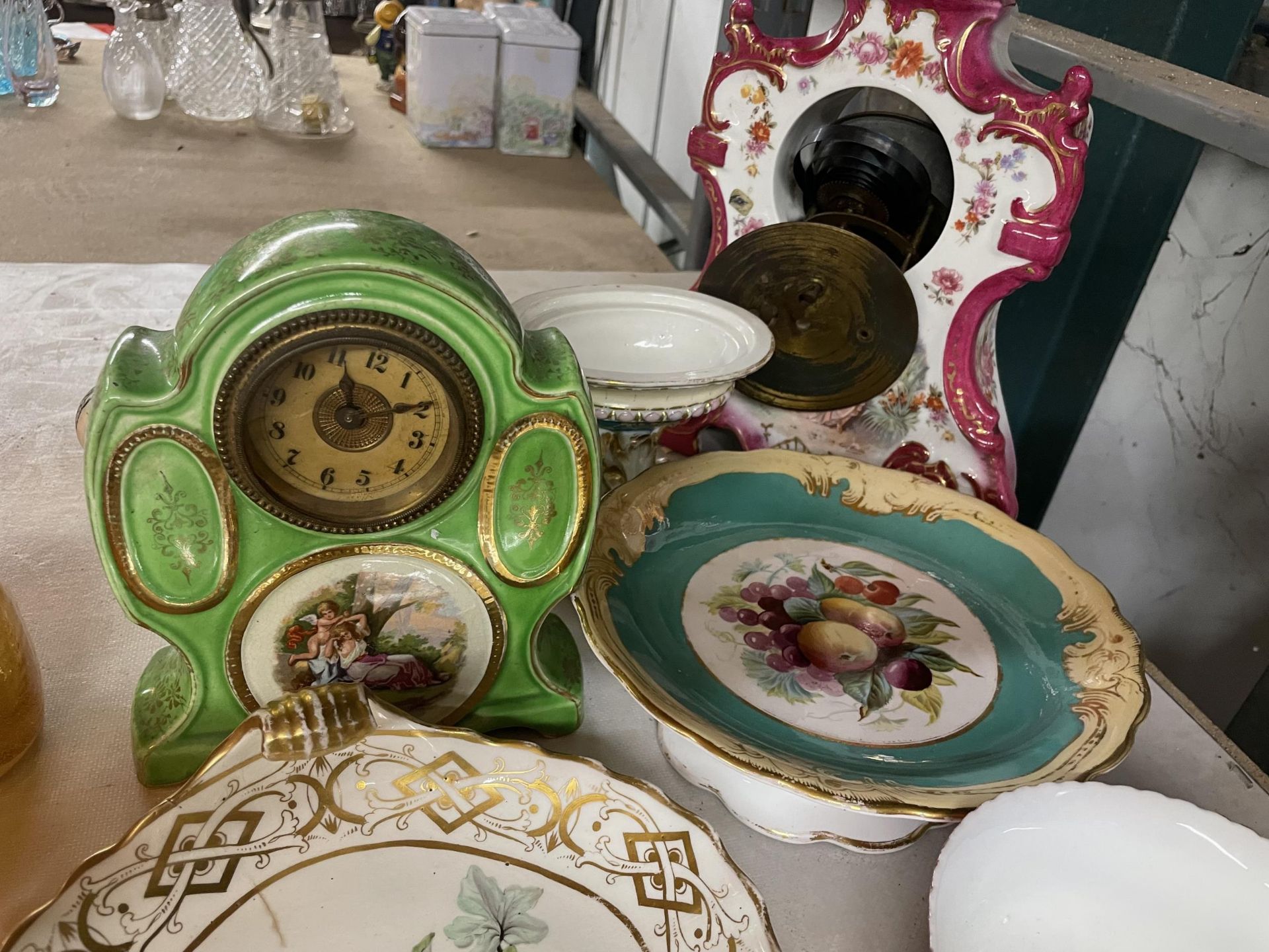 A QUANTITY OF CERAMIC ITEMS TO INCLUDE BOWLS, A MANTLE CLOCK, CAKE STAND, MINIATURES, ETC - Image 3 of 4