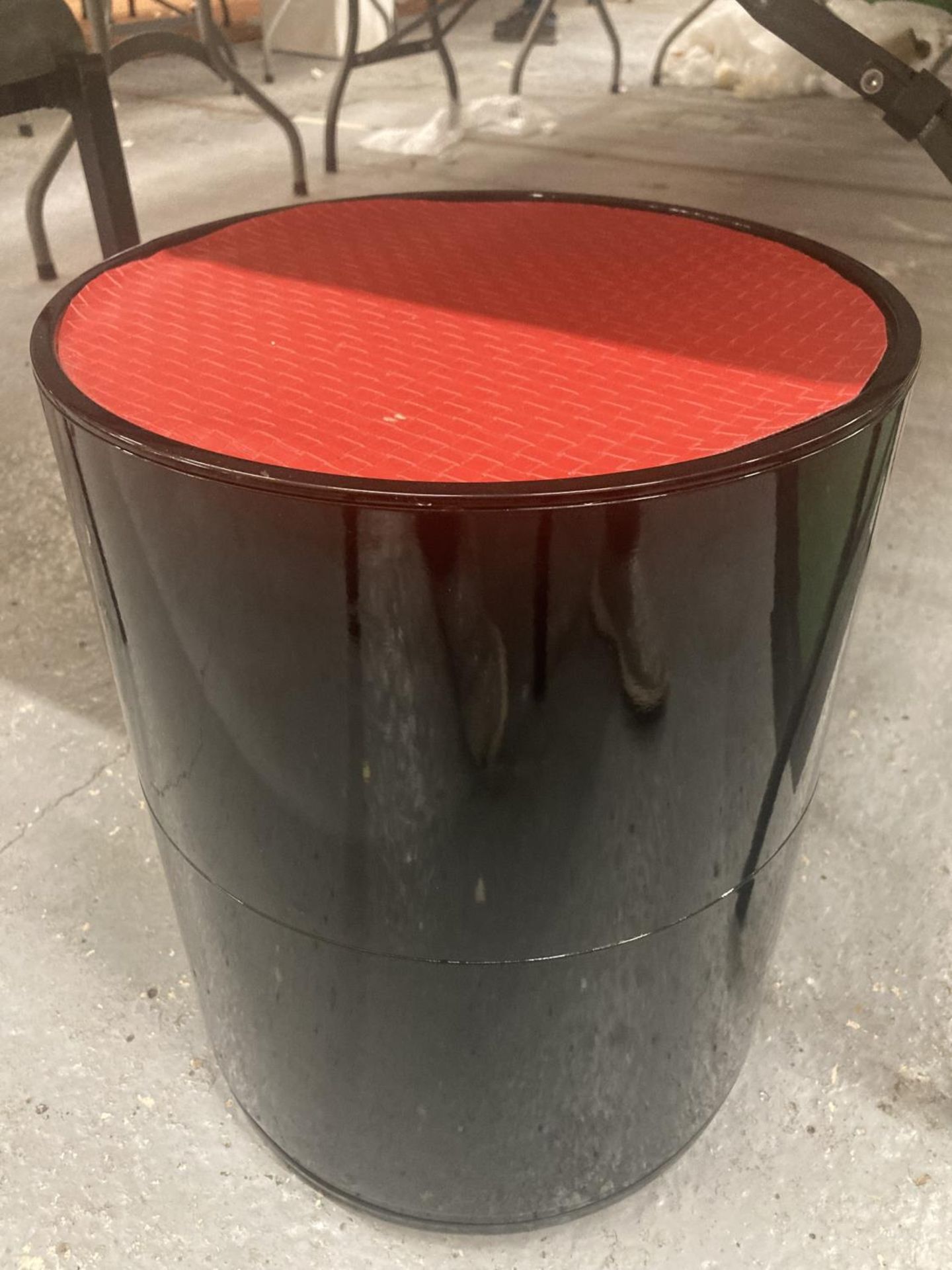 A VINTAGE STYLE RETRO BLACK CYLINDRICAL STOOL WITH TWO SLIDE DRAWER CUPBOARDS AND A RED SEAT - Image 3 of 5