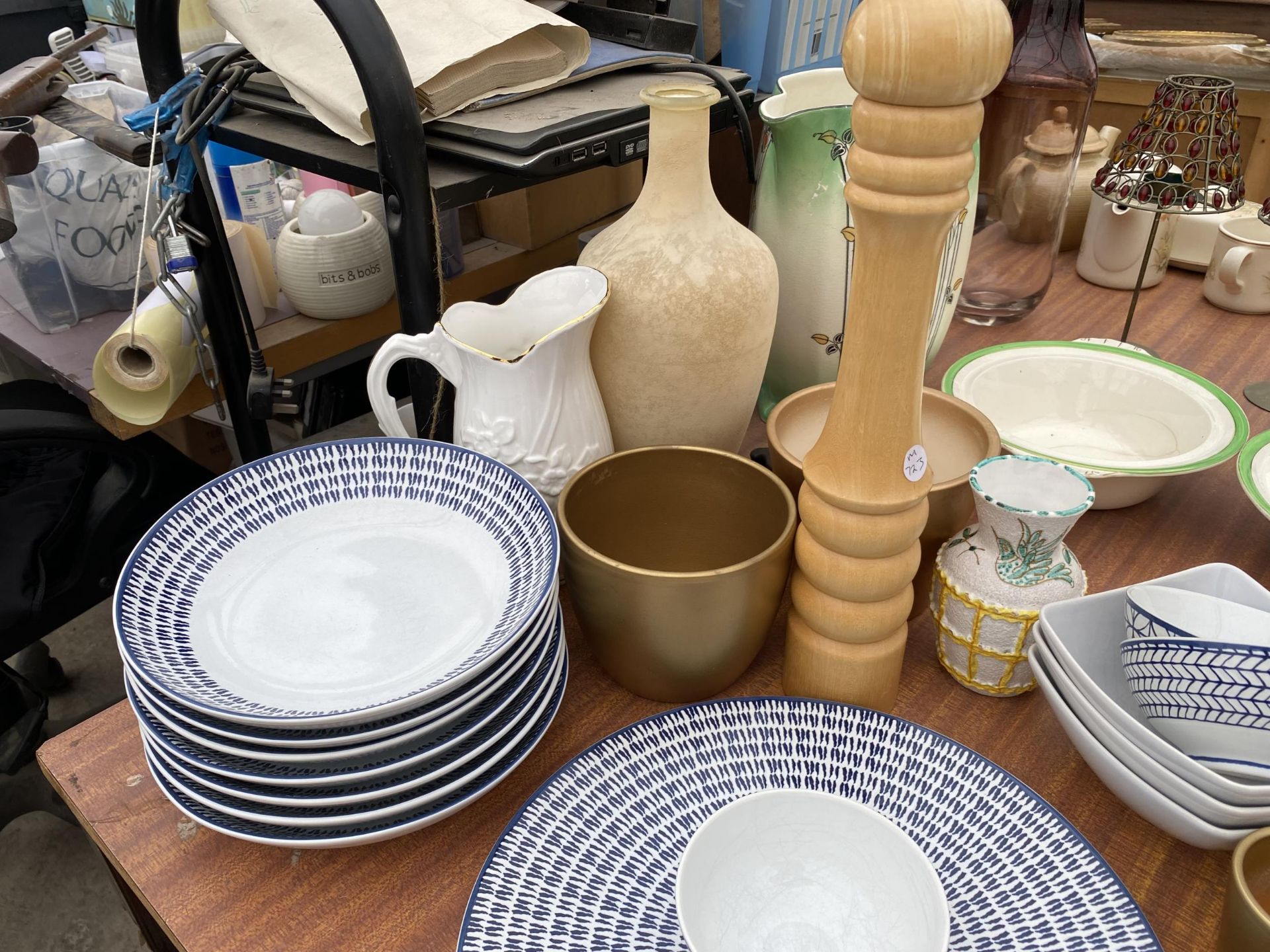 A LARGE ASSORTMENT OF CERAMICS AND GLASS WARE TO INCLUDE A WASH JUG, PLATES AND BOWLS ETC - Image 5 of 11