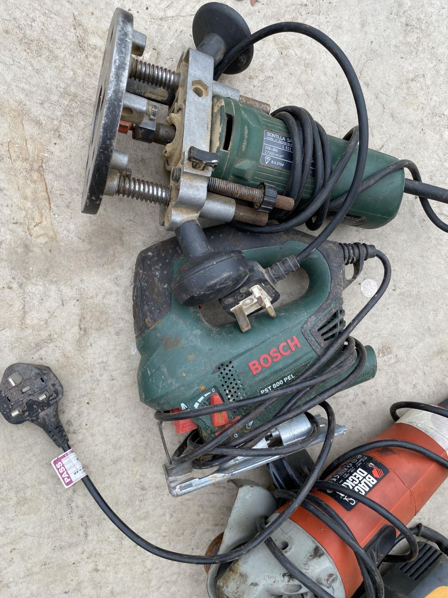 FIVE POWER TOOLS TO INCLUDE TWO GRINDERS AND A BOSCH JIGSAW ETC - Image 2 of 2
