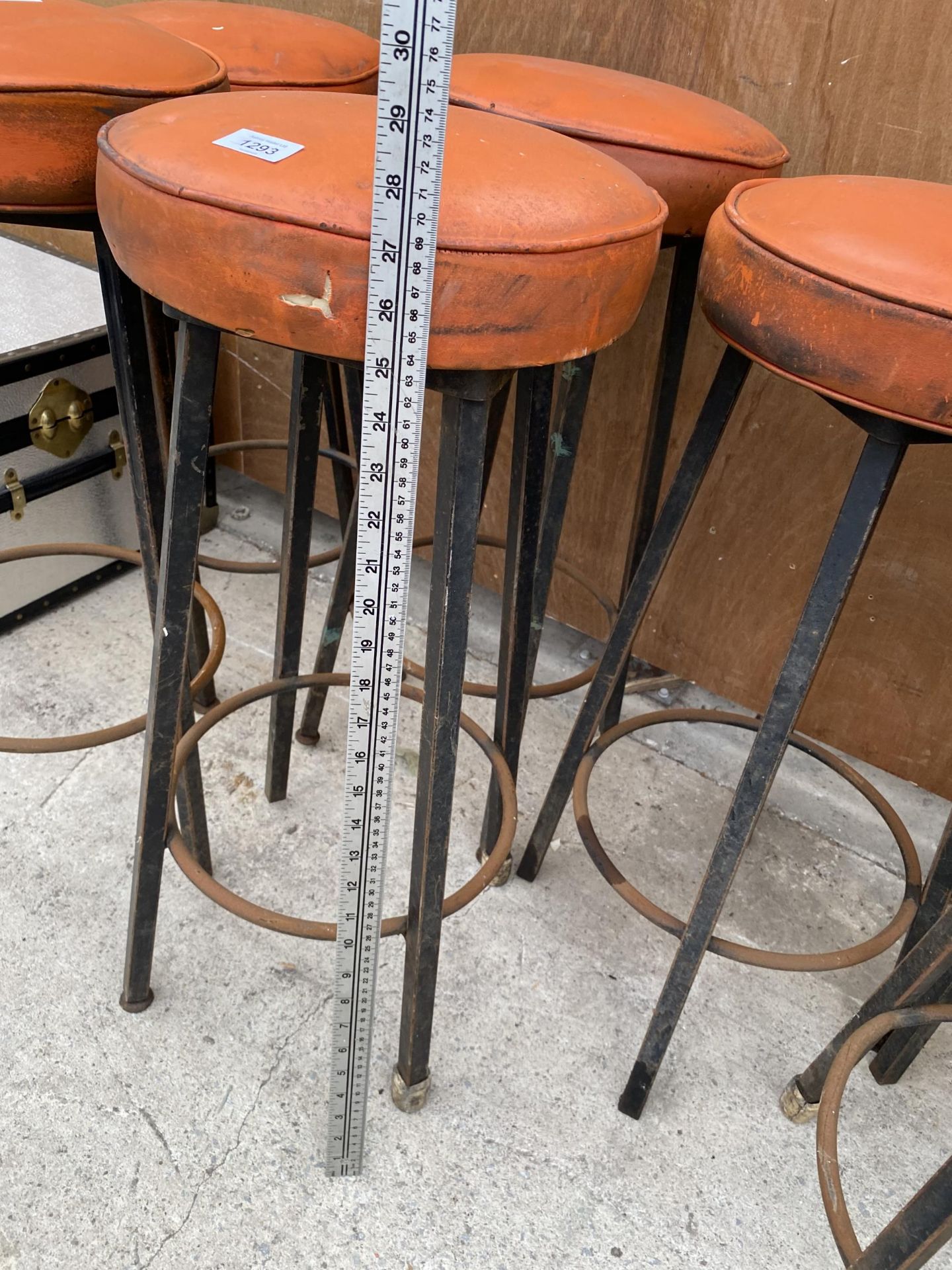 A SET OF FOUR RETRO ORANGE STOOLS WITH METAL LEGS - Image 3 of 4