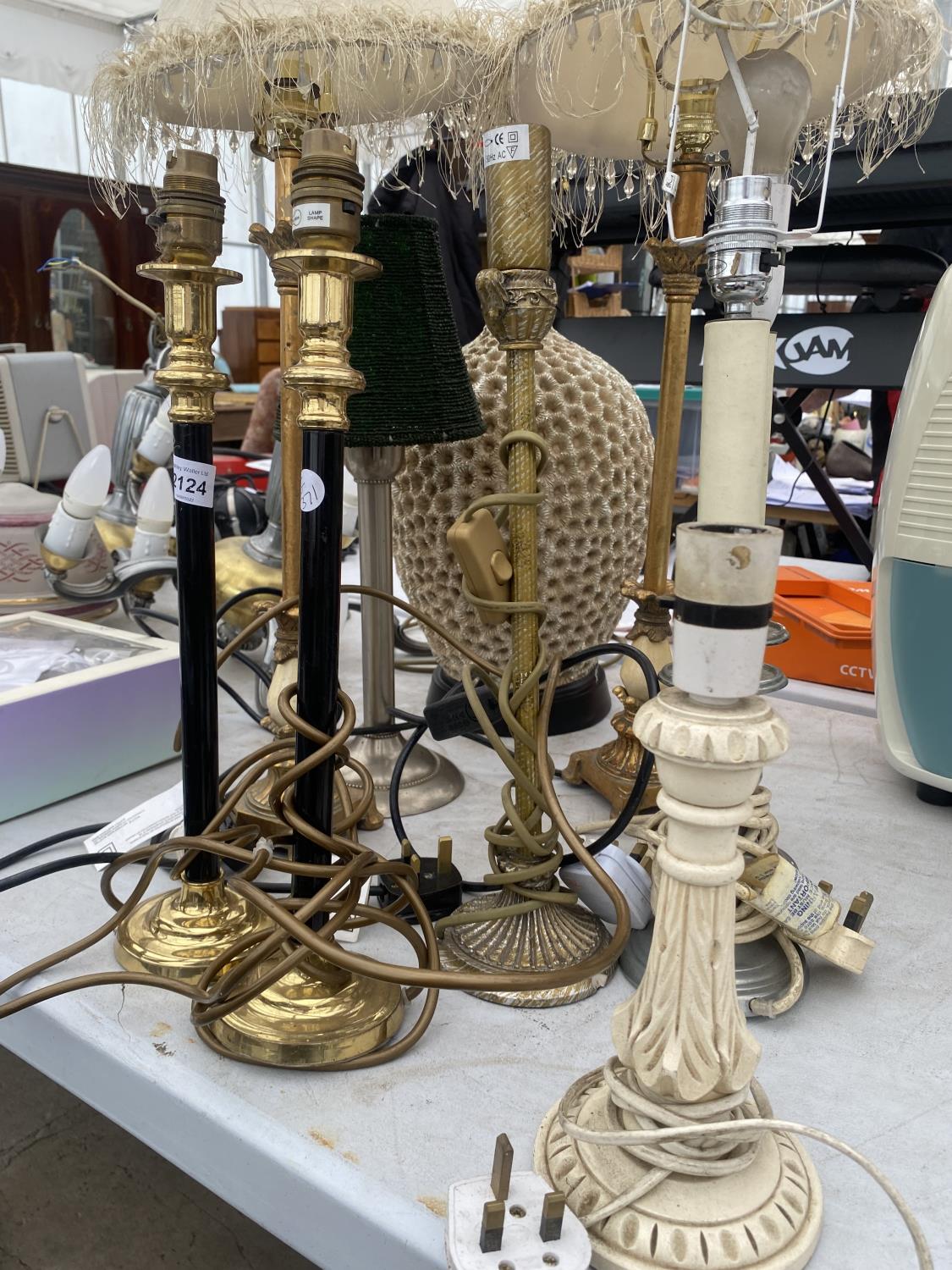 AN ASSORTMENT OF TABLE LAMPS - Image 2 of 3