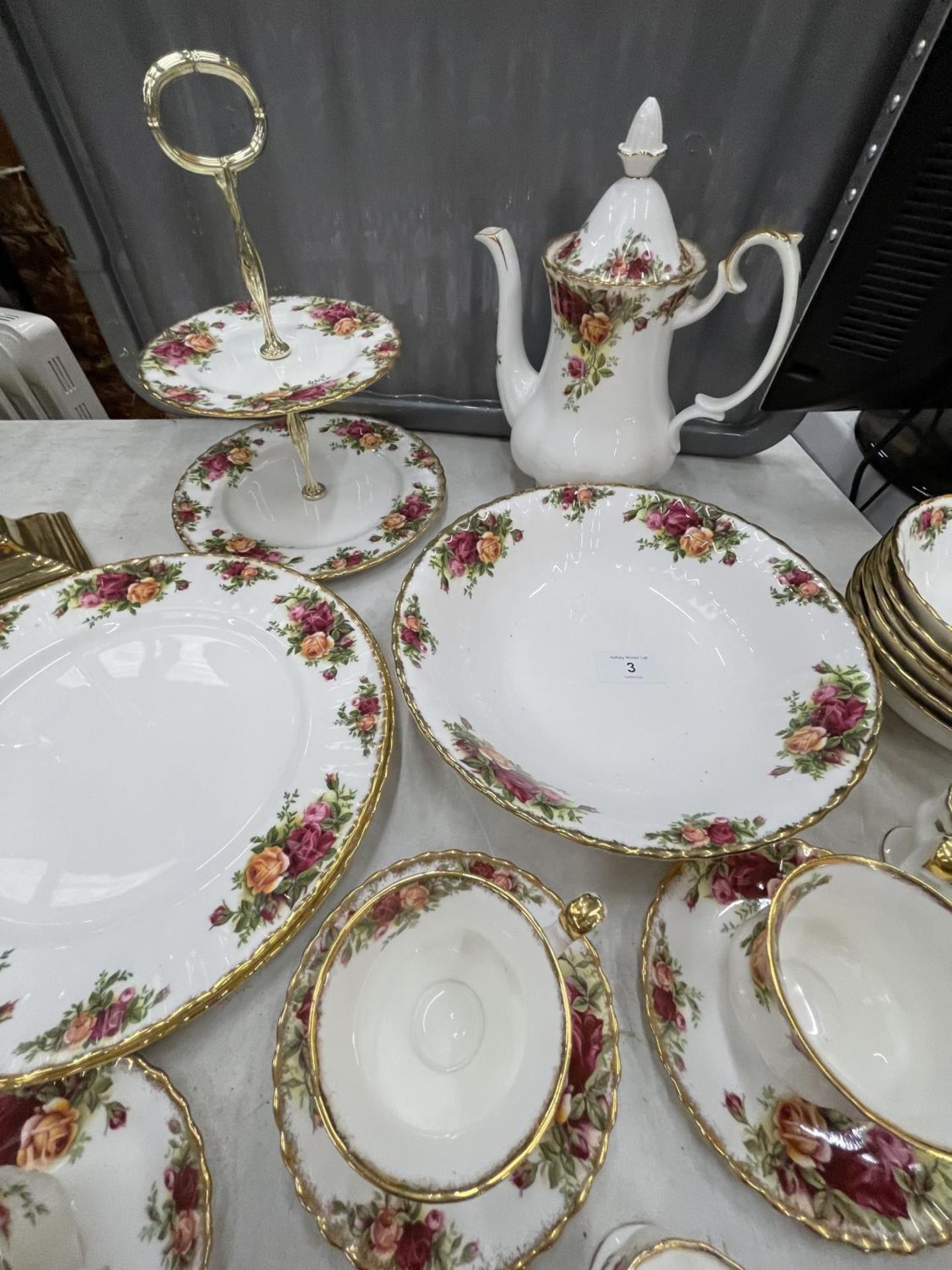 A LARGE COLLECTION OF ROYAL ALBERT OLD COUNTRY ROSES TO INCLUDE A COFFEE SET, CAKE STAND, BOWLS, EGG - Bild 3 aus 6