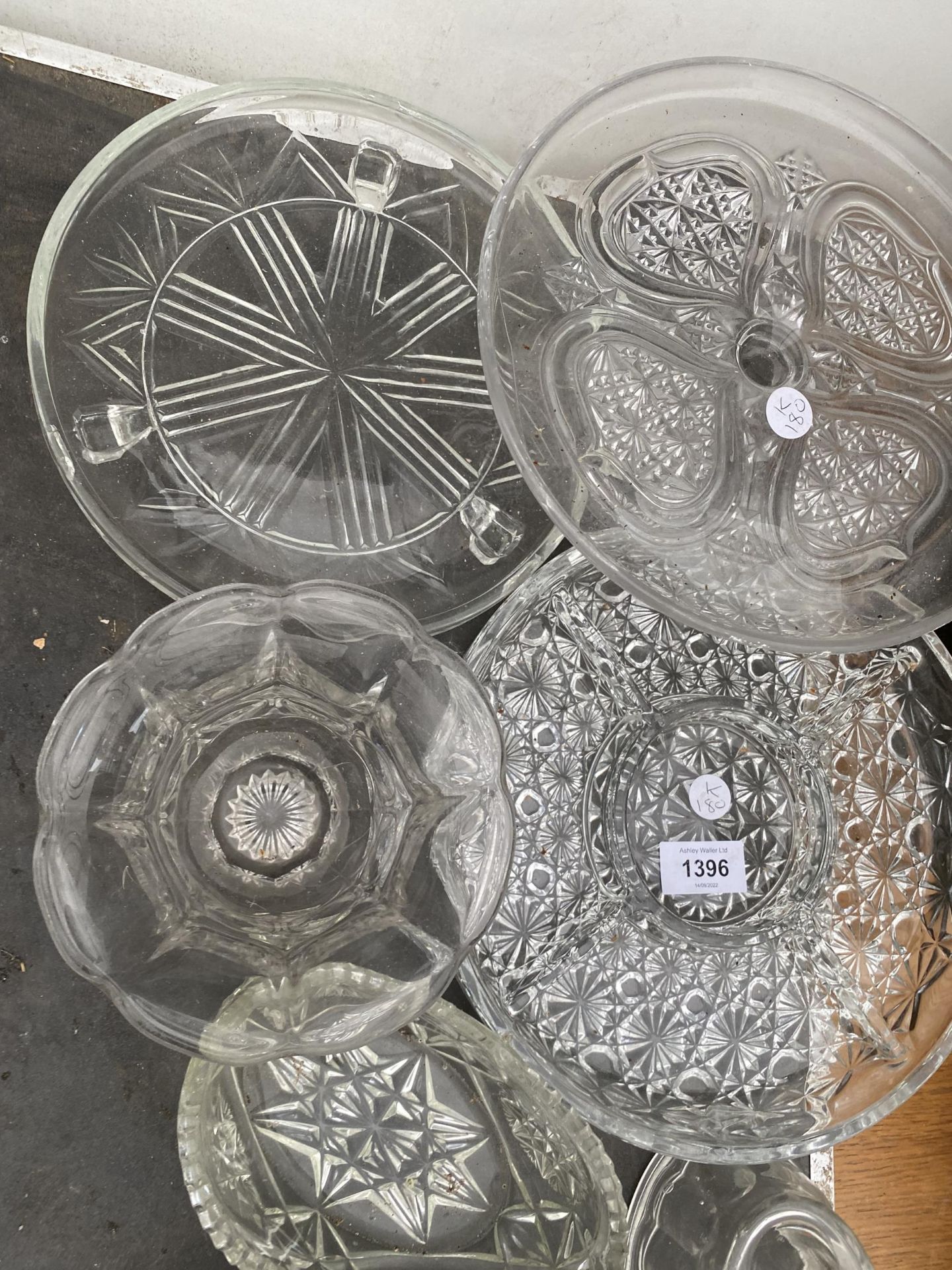 AN ASSORTMENT OF GLASS WARE TO INCLUDE A CAKE STAND AND TRINKET DISHES ETC - Image 3 of 3