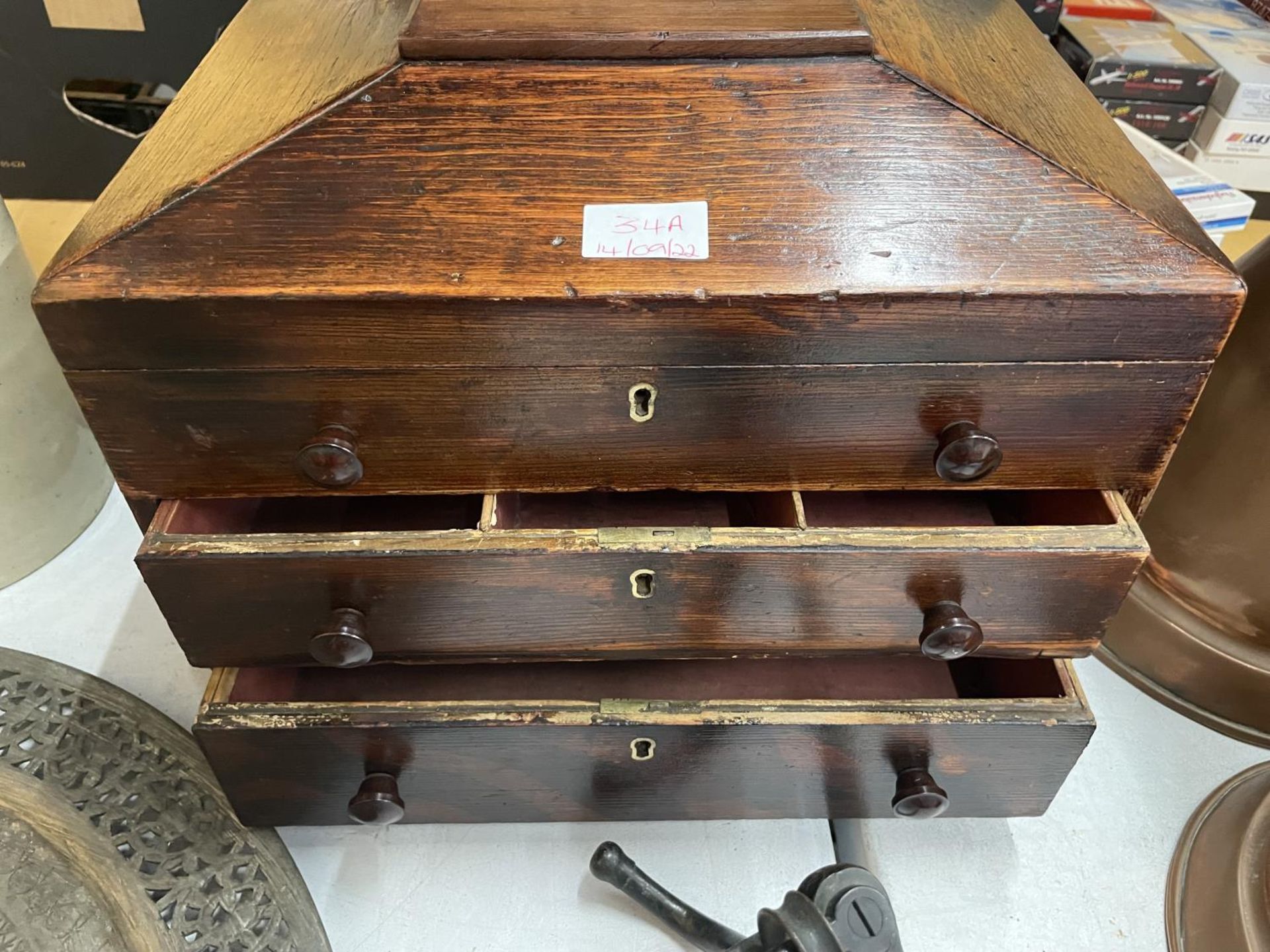 A VICTORIAN MINATURE THREE DRAWER CHEST WITH OPENING LID 36CM X 25CM X 27CM - Image 3 of 4