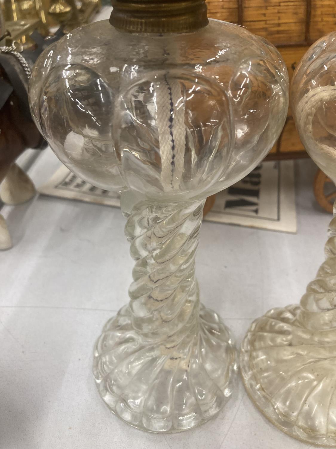 A PAIR OF VINTAGE GLASS OIL LAMPS WITH BARLEY TWIST STEM - Image 3 of 3