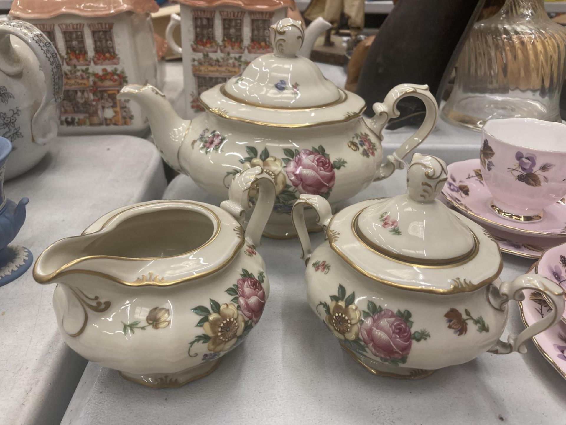 A PIRKEN HAMMER TEASET WITH A DELICATE FLORAL DESIGN WITH GILT RIMS TO INCLUDE A TEAPOT, CREAM - Image 4 of 5