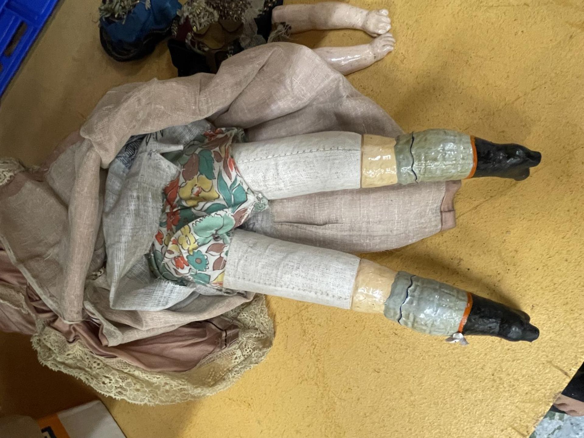 A VICTORIAN DOLL IN PERIOD COSTUME WITH A WAX HEAD, STRAW/HORSEHAIR BODY, PLASTER ARMS AND LOWER - Image 5 of 6