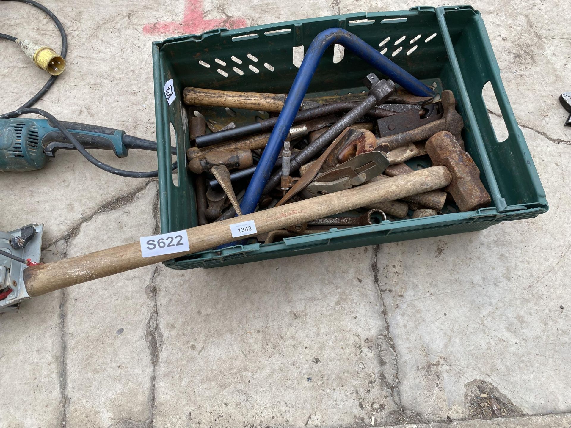 AN ASSORTMENT OF TOOLS TO INCLUDE A WOOD PLANE, A SLEDGE HAMMER AND SHEARS ETC