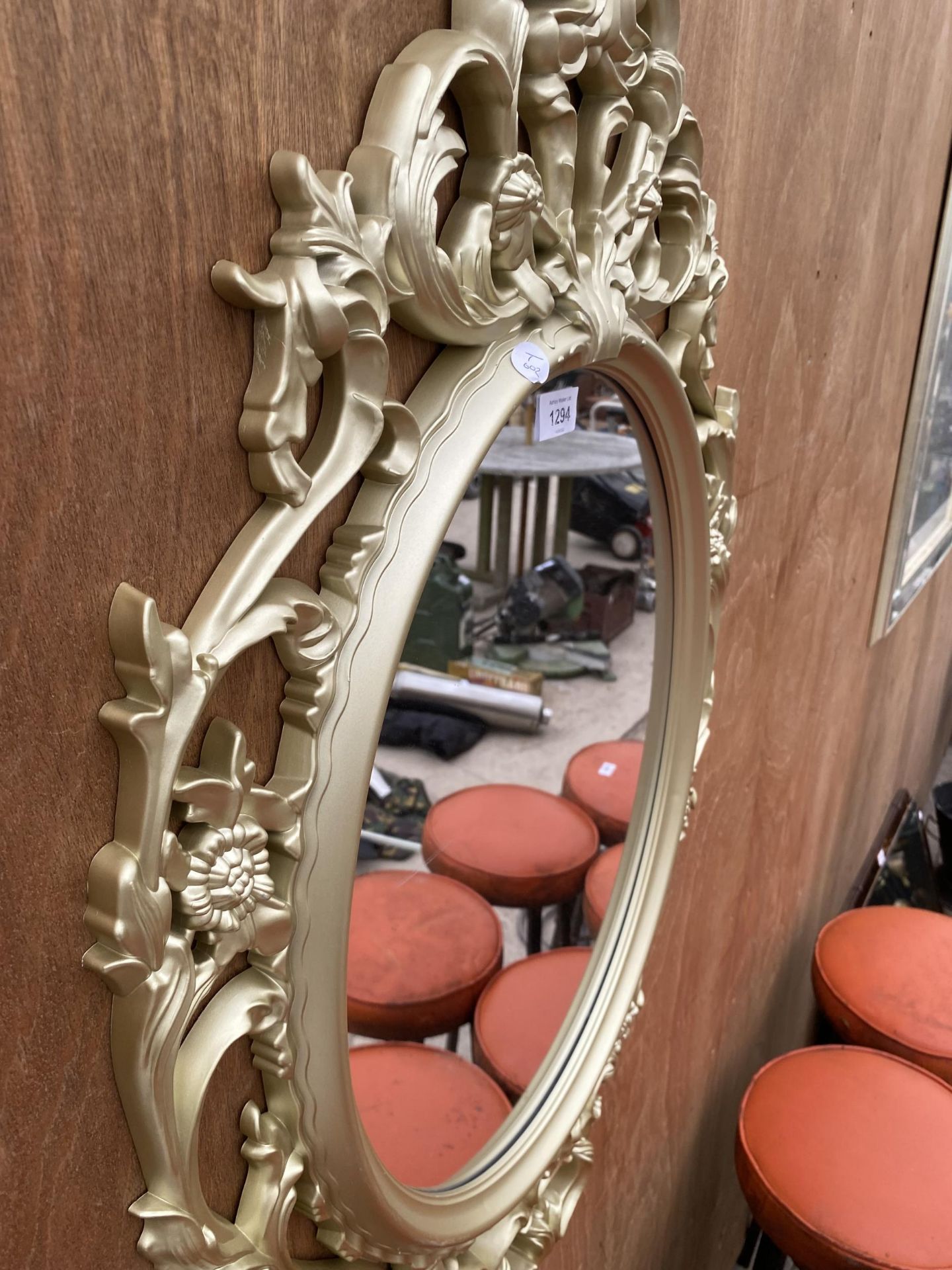 A DECORATIVE FRAMED WALL MIRROR - Image 3 of 3