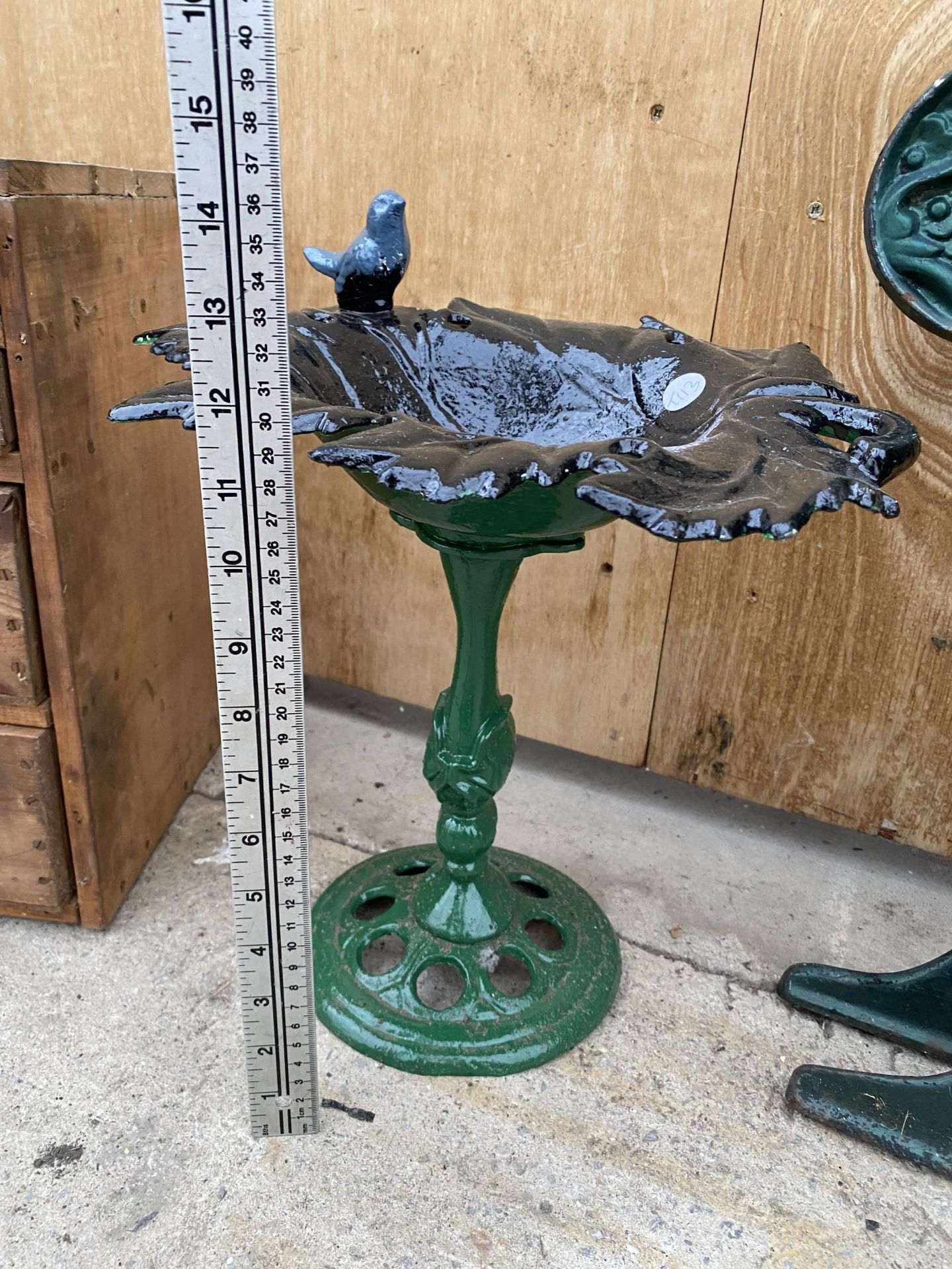 A SMALL PAINTED CAST IRON BIRD TABLE WITH LEAF DETAIL (H:30CM) - Image 2 of 3