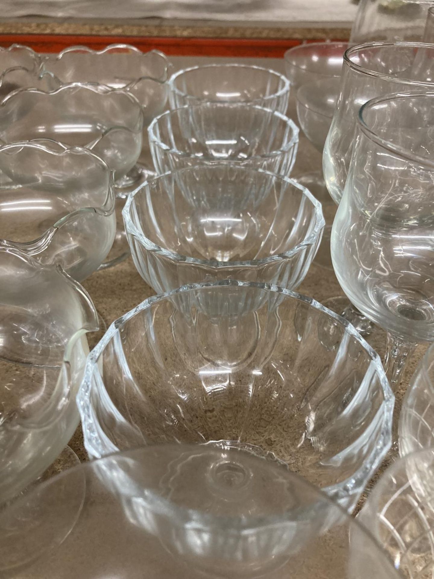 A LARGE QUANTITY OF GLASSWARE TO INCLUDE WINE GLASSES, SHERRY, SMALL TUMBLERS, DESSERT DISHES, - Image 4 of 5