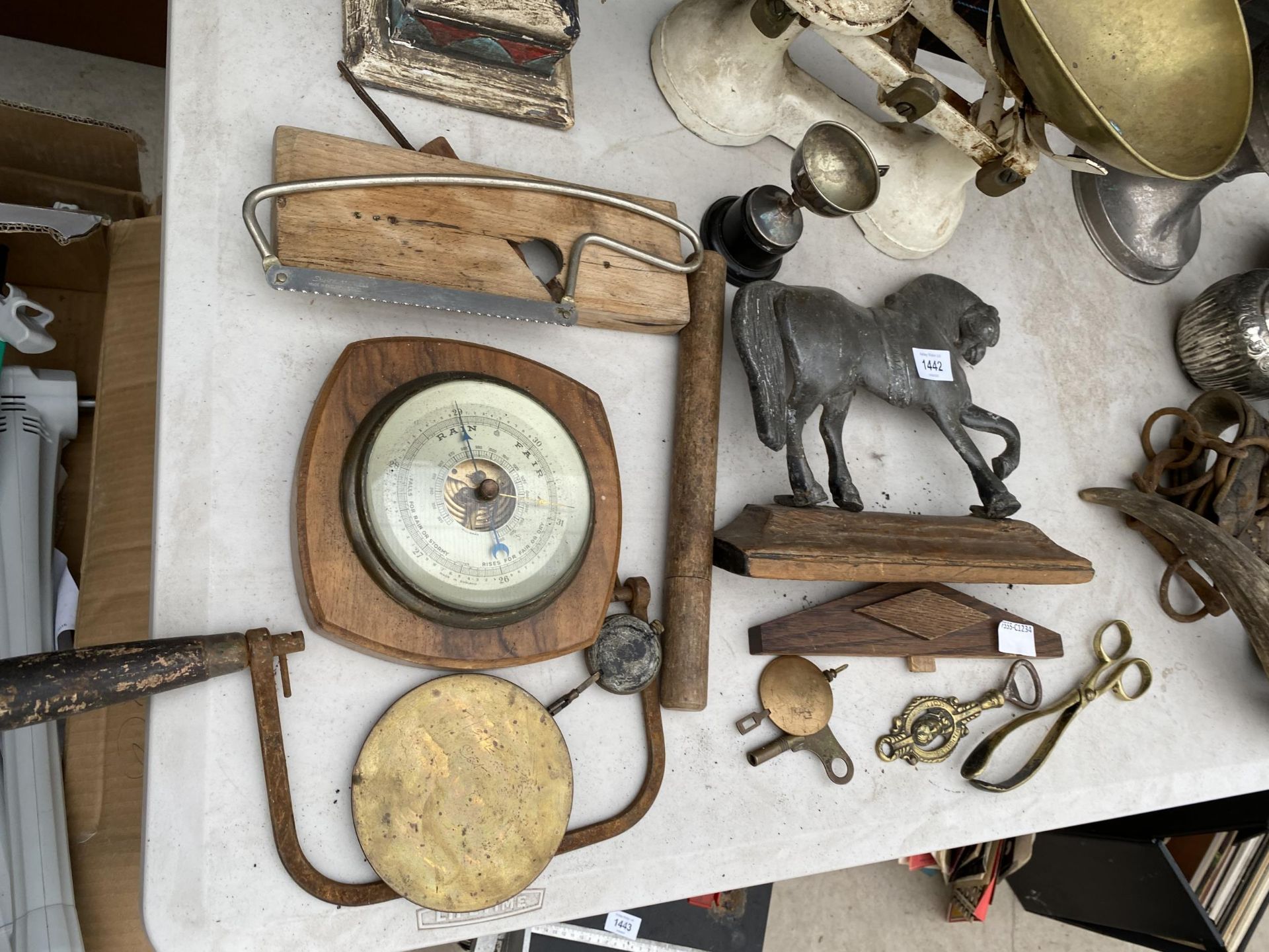 AN ASSORTMENT OF ITEMS TO INCLUDE A HORSE DOOR STOP, KITCHEN SCALES AND A BRASS BOTTLE OPENER ETC - Image 3 of 3