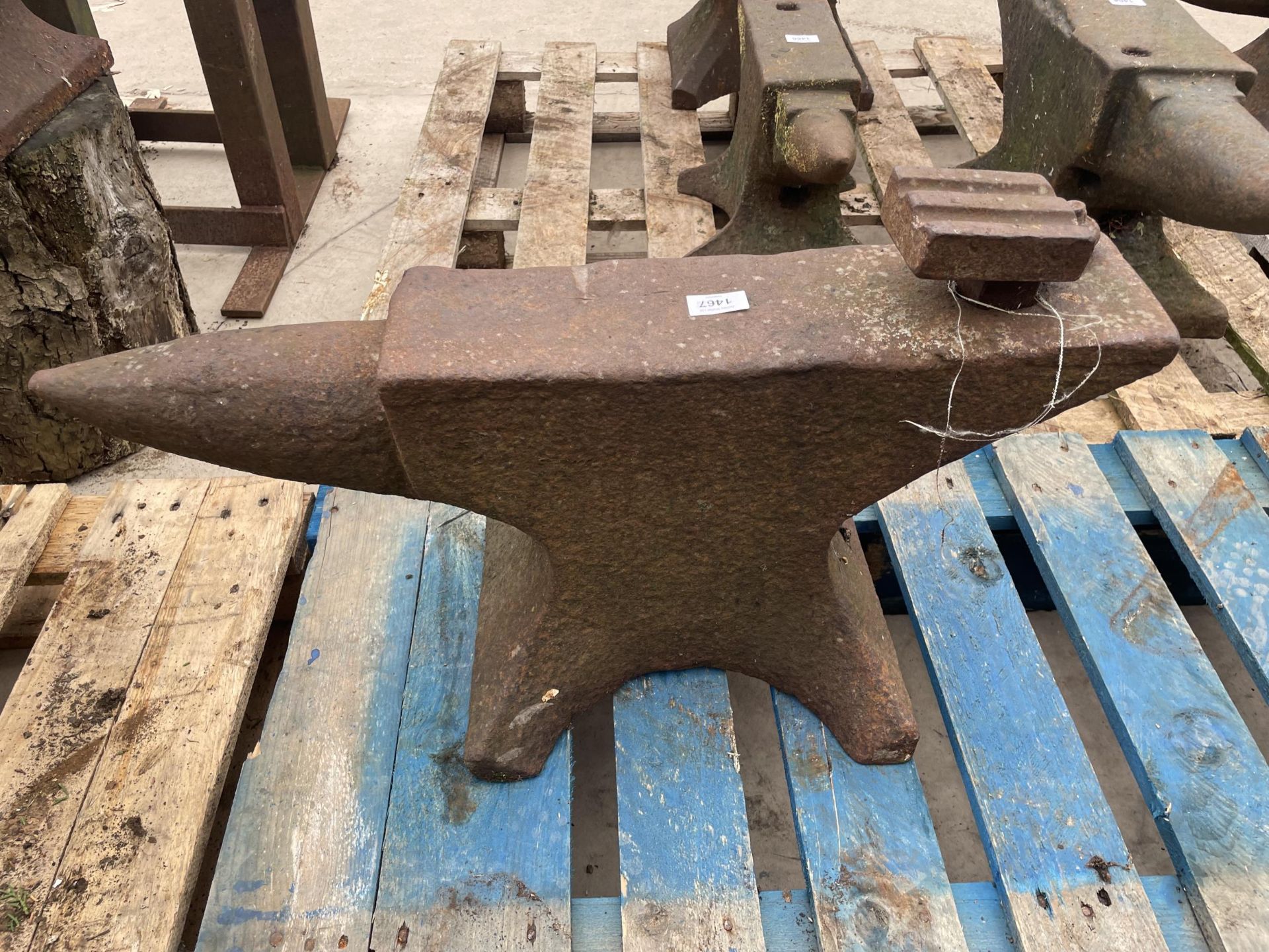 A VINTAGE BLACKSMITHS ANVIL WITH FORGING TOOL LENGTH 73CM - Image 3 of 3