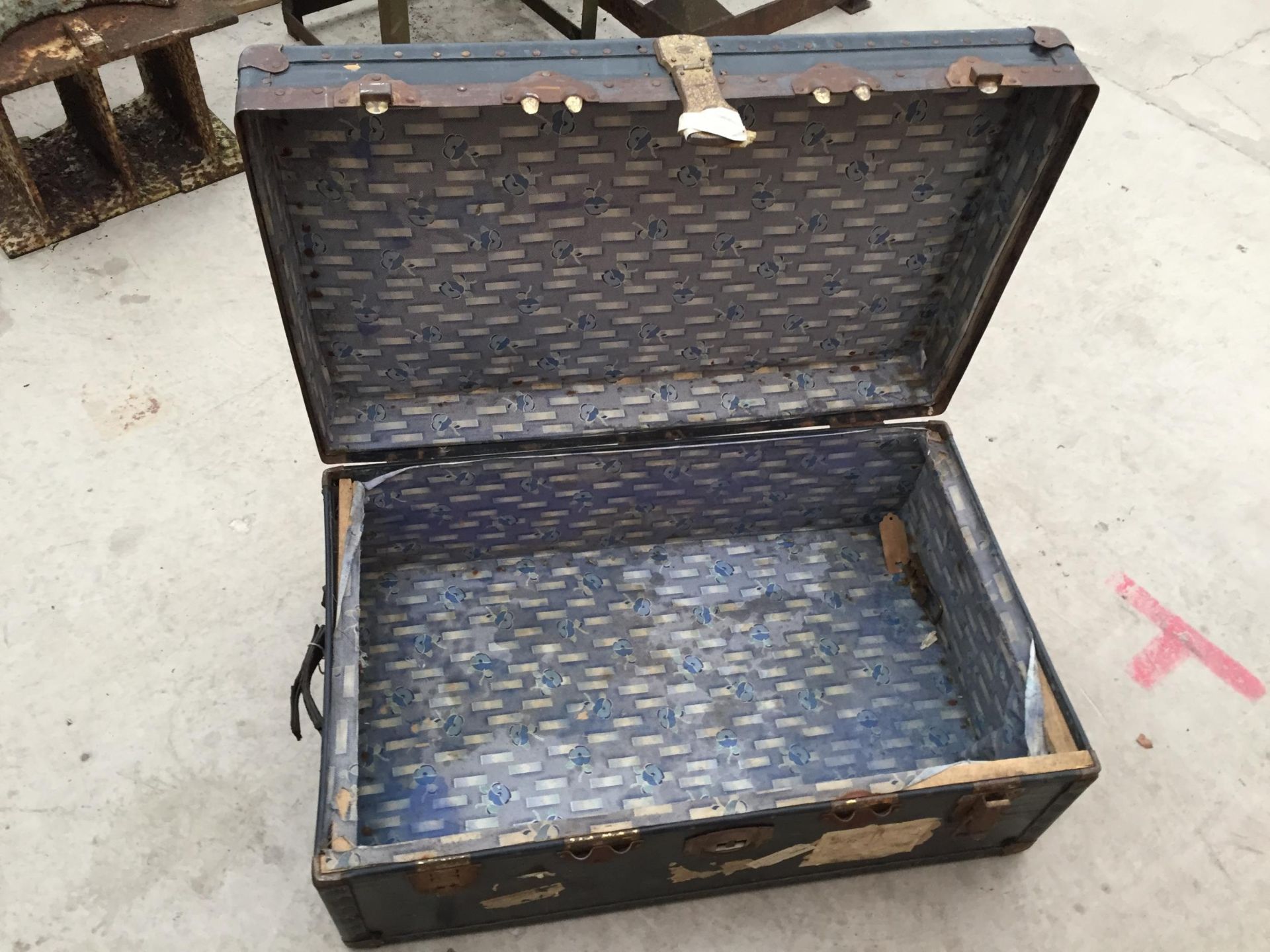 A VINTAGE TRAVEL TRUNK - Image 2 of 4