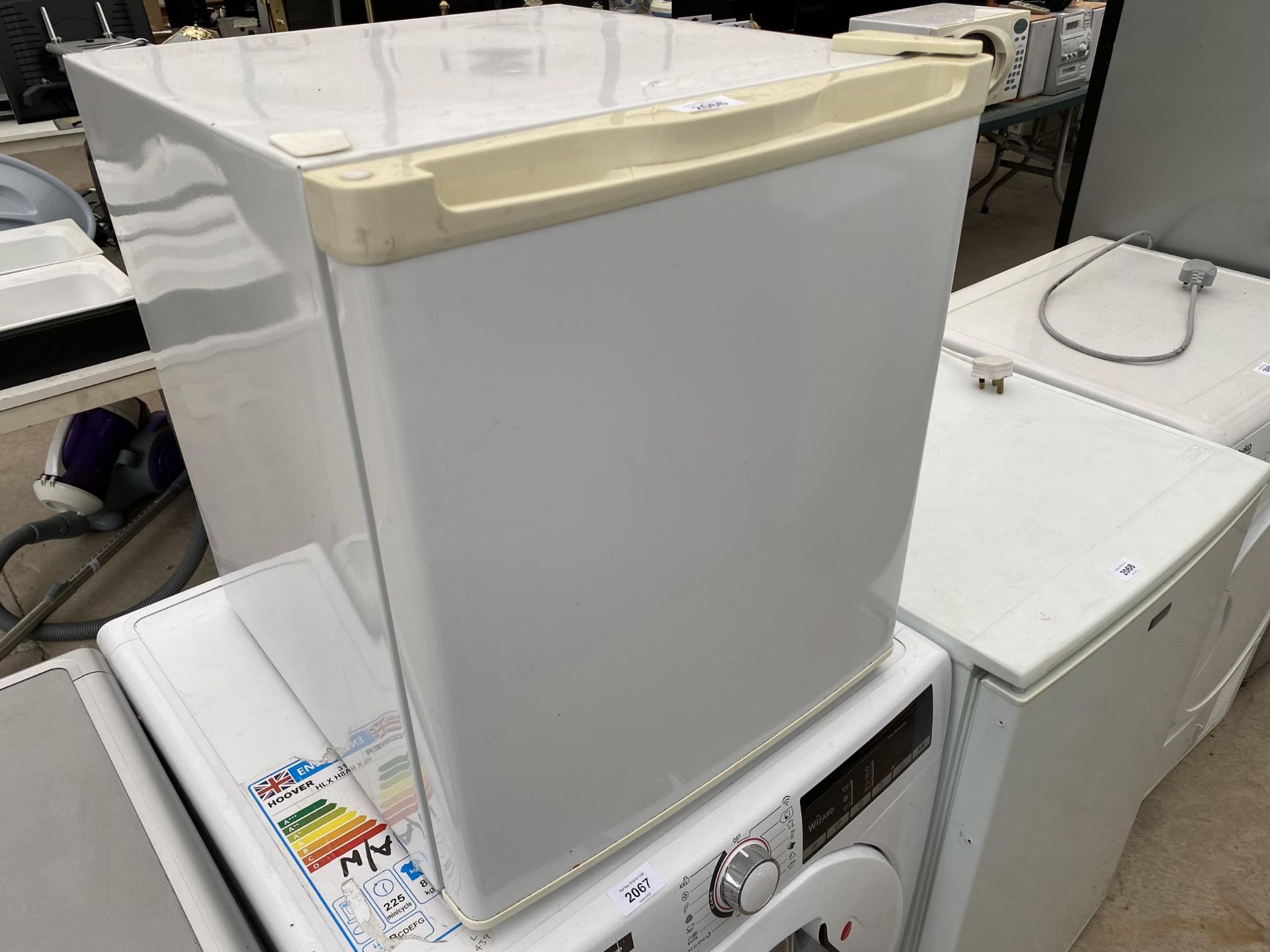 A WHITE CURRYS ESSENTIAL COUNTER TOP FREEZER