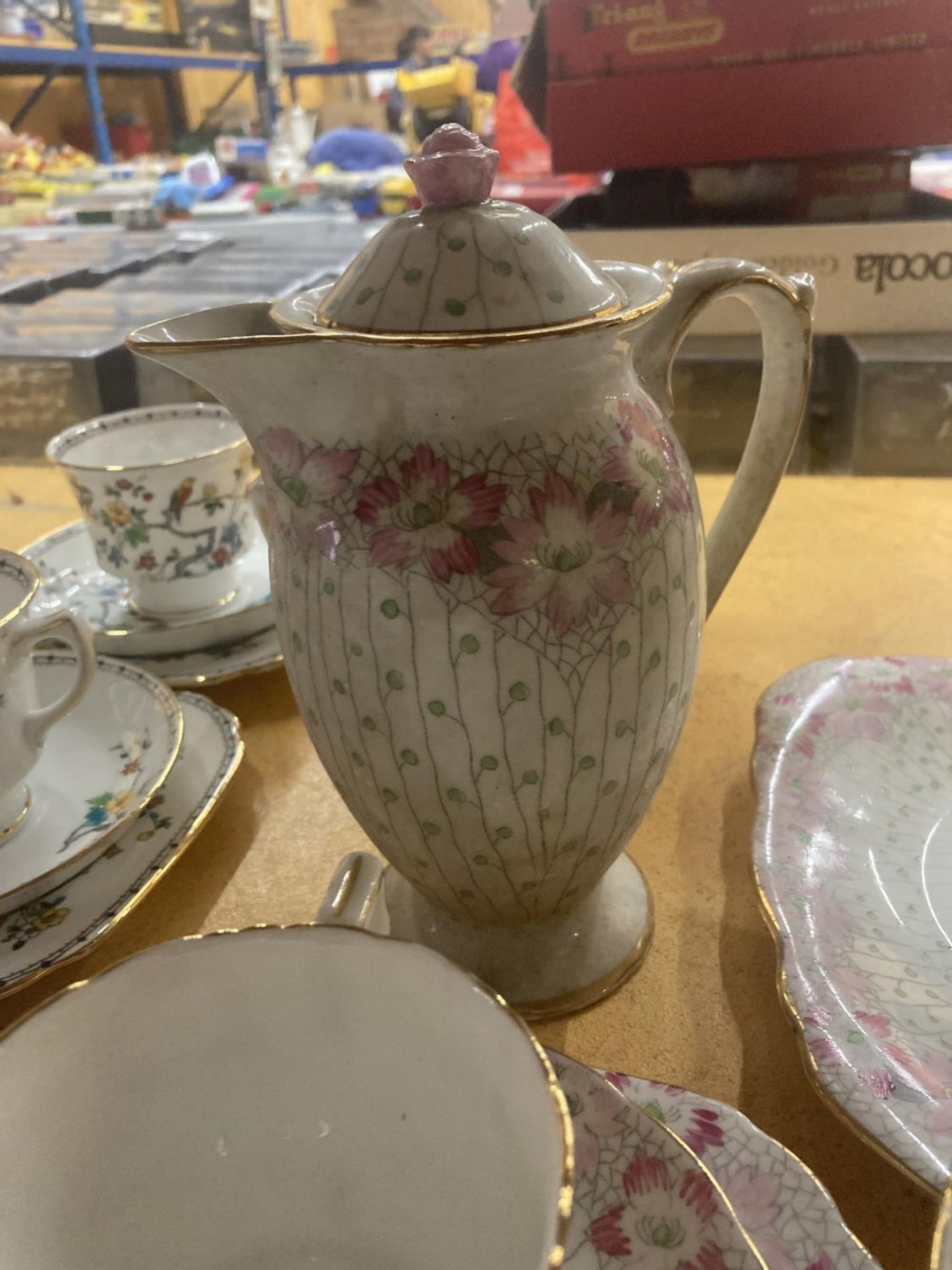 A DELPHINE CHINA TEA AND COFFEE SET IN A PALE PINK FLORAL PATTERN TO INCLUDE A TEA POT, COFFEE - Image 4 of 6