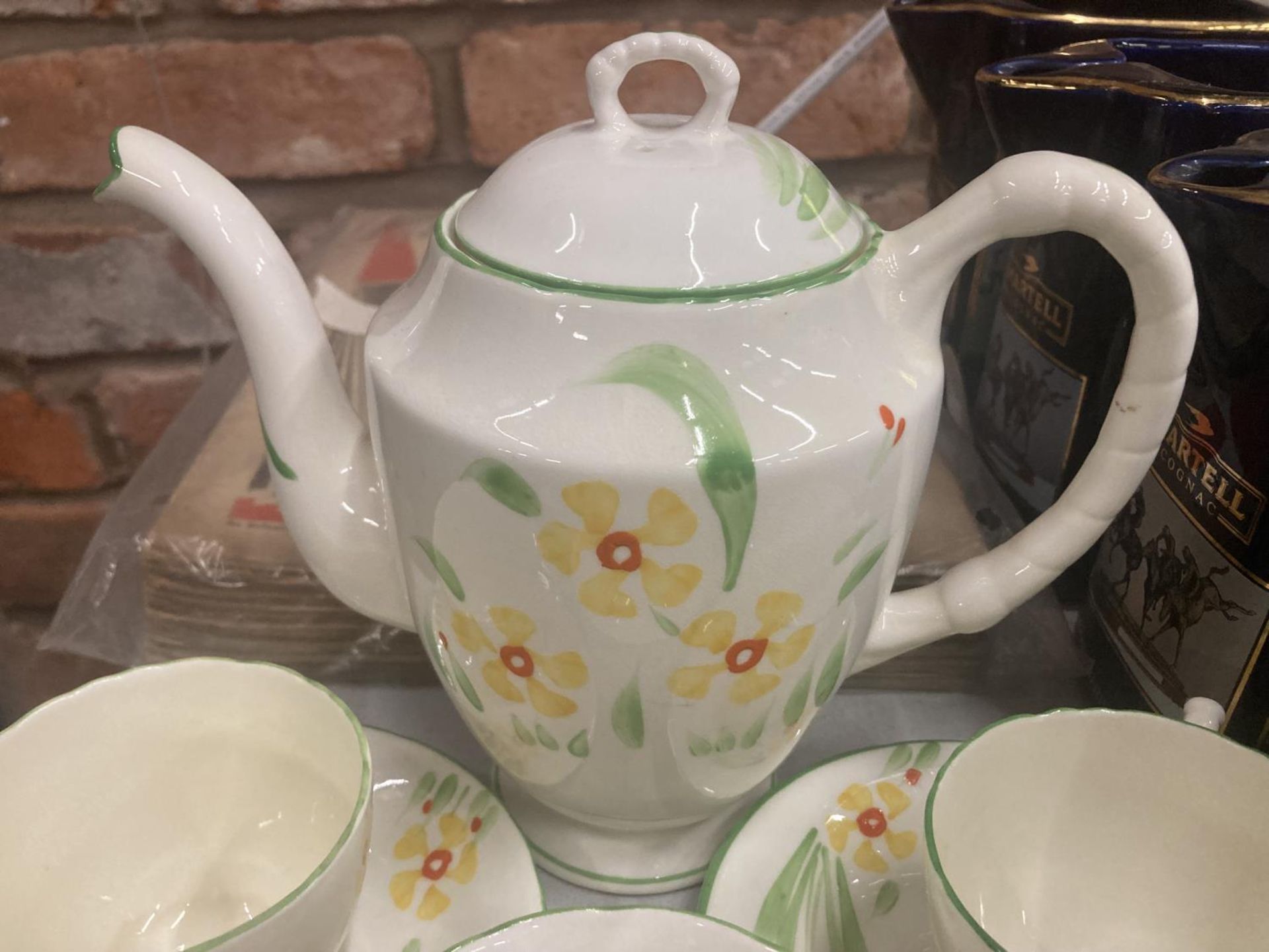 A SUTHERLAND COFFEE SET IN A DELICATE YELLOW WITH FLORAL DECORATION TO INCLUDE A COFFEE POT, CREAM - Image 5 of 5