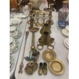 A QUANTITY OF BRASSWARE TO INCLOUDE CANDLESTICKS, TRIVET, MINIATURE MINERS LAMPS, PLATES, ETC